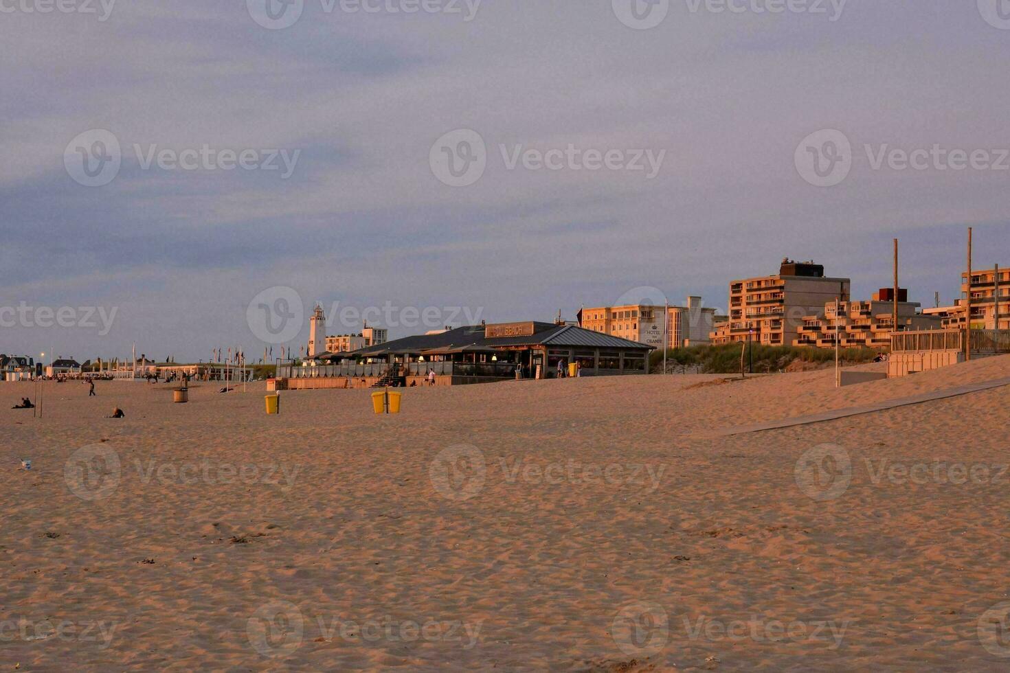 ein Strand mit Gebäude im das Hintergrund foto