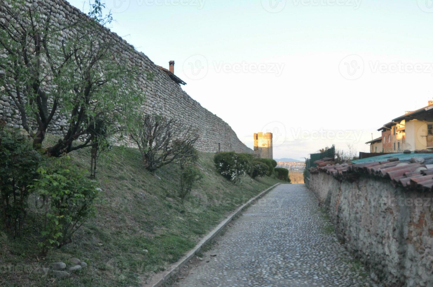 ricetto mittelalterliches dorf in candelo foto