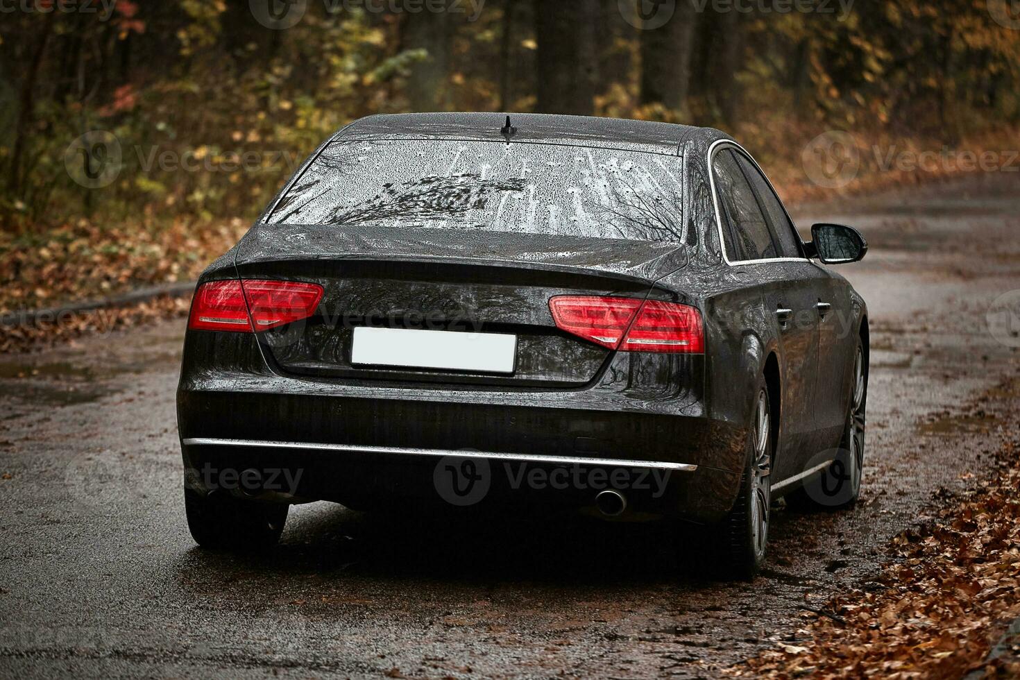 modern schwarz Auto Fahren auf das Straße, Stadt Auto Hintergrund foto