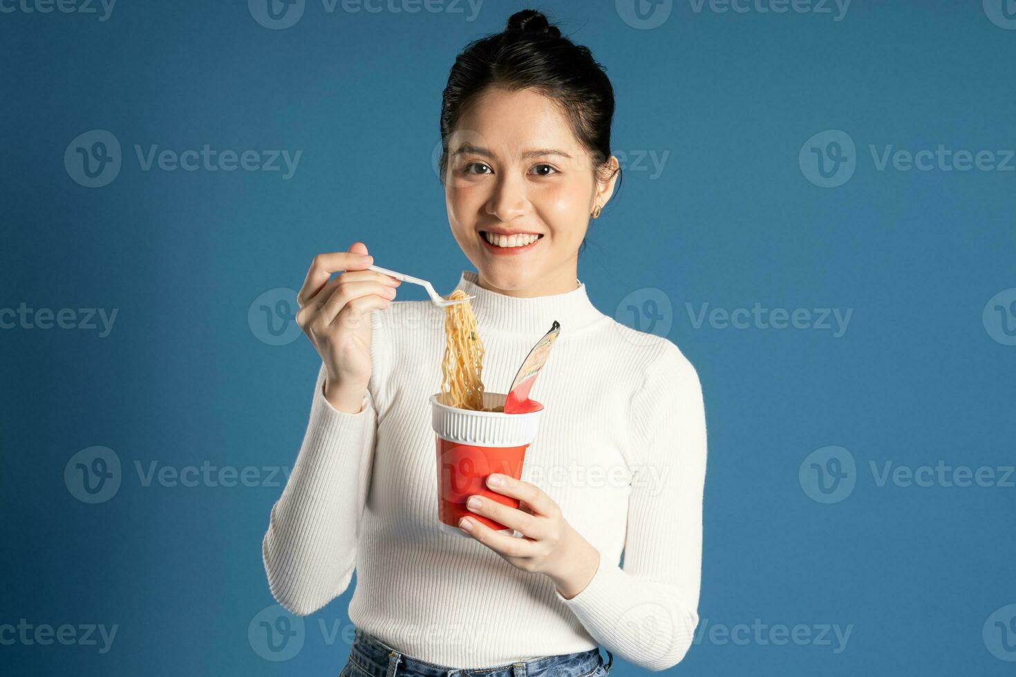 Porträt von schön asiatisch Mädchen posieren auf Blau Hintergrund foto