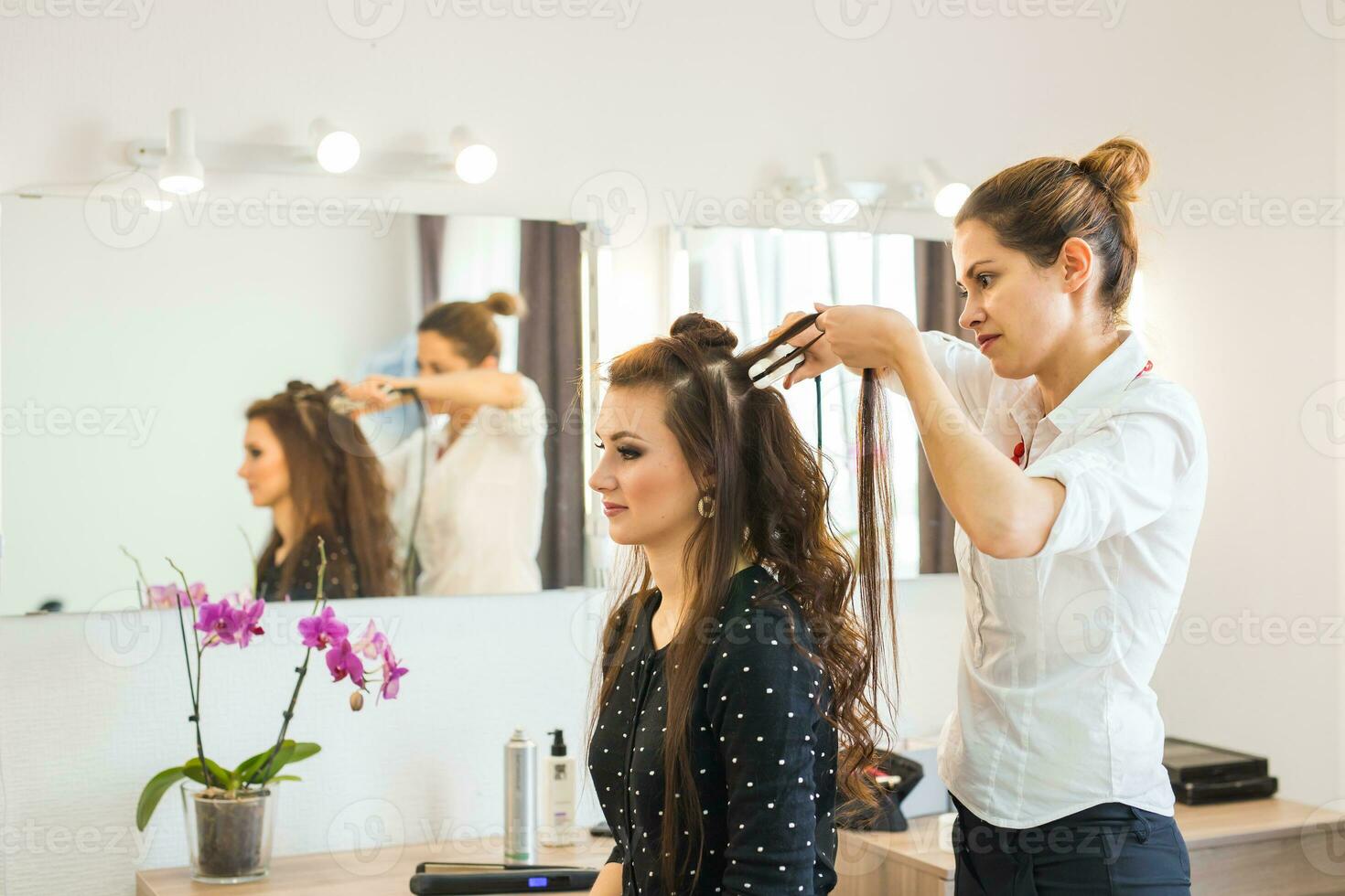 Arbeiten Tag Innerhalb das Schönheit Salon. Friseur macht Haar Styling. foto