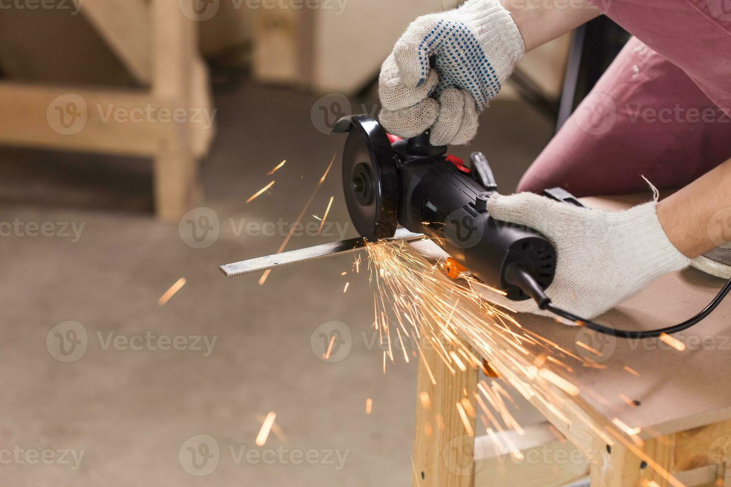 Arbeiter mit Winkel Schleifer im Fabrik und werfen Funken. foto