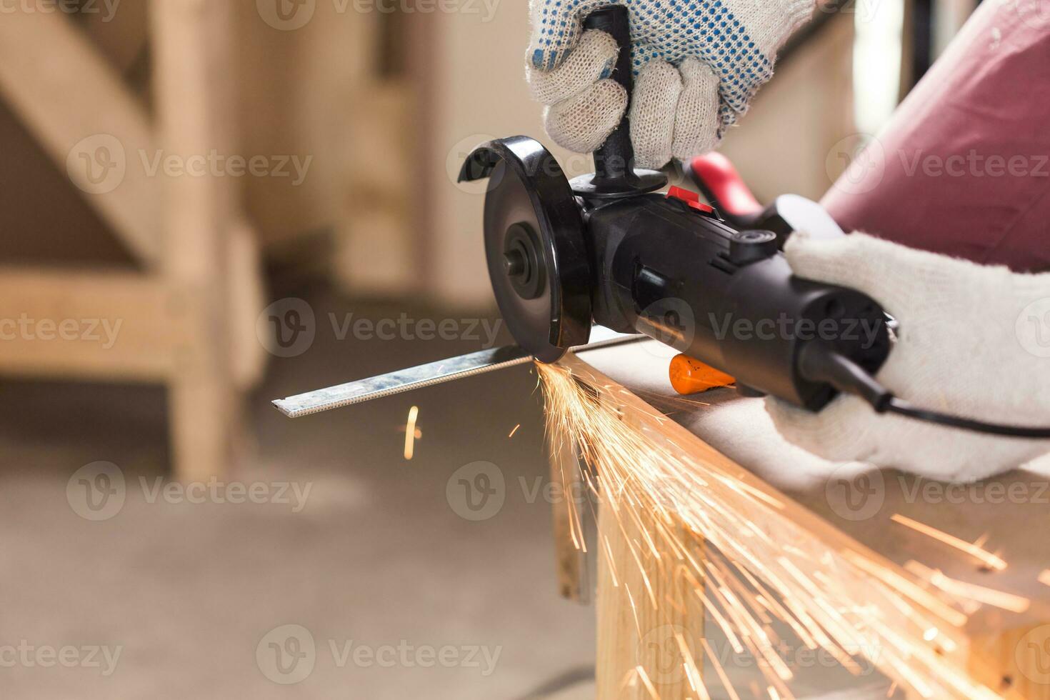 Schwerindustrie Arbeiter schneiden Stahl mit Winkelschleifer foto