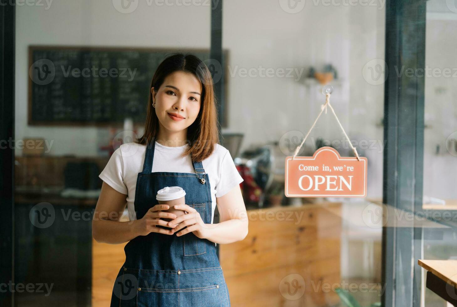 Anfang erfolgreich klein Geschäft Inhaber sme Frau Stand mit Tablette im Cafe Restaurant. Frau Barista foto