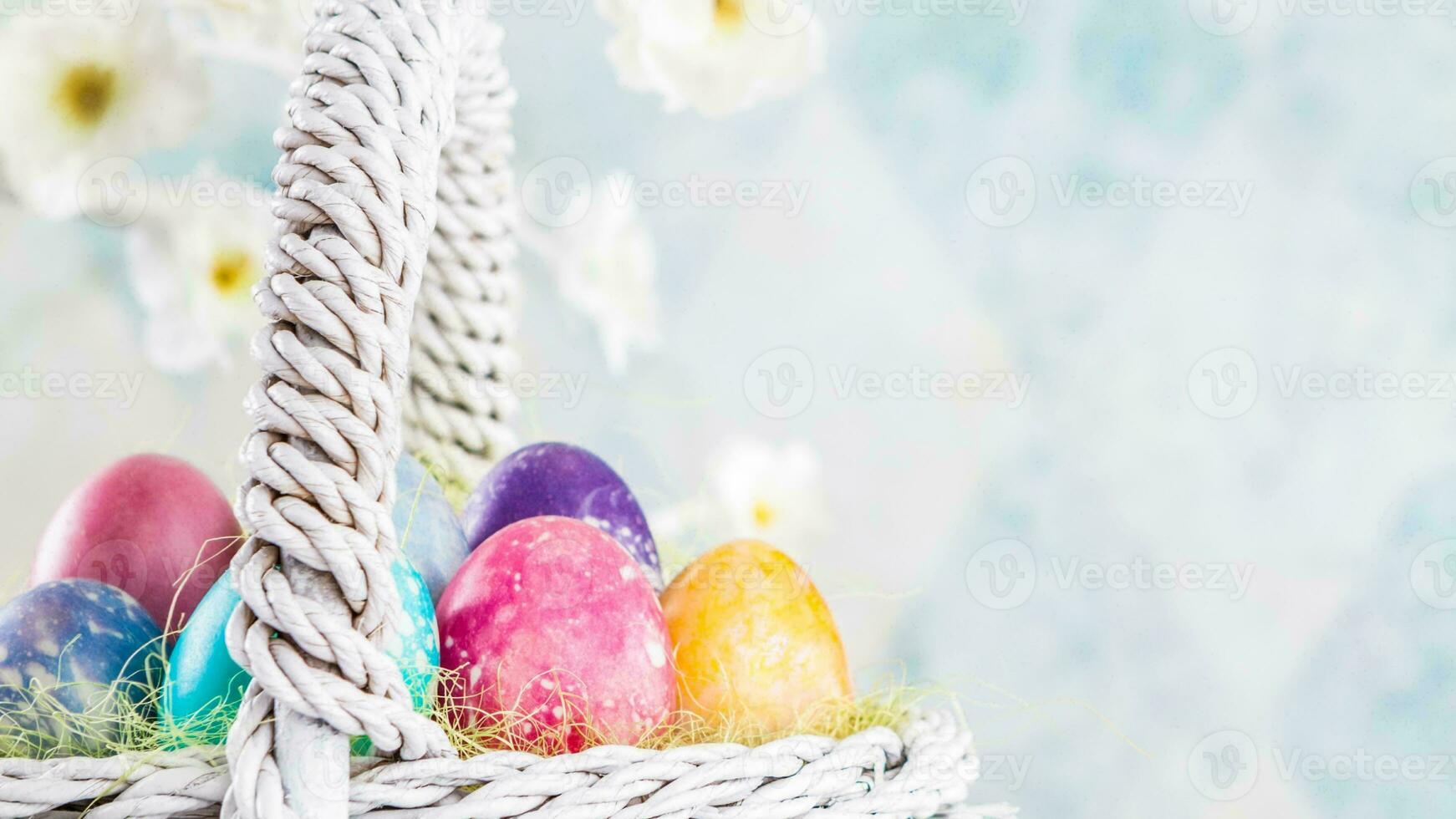 bunt Ostern Eier. beschwingt, festlich Urlaub Dekorationen symbolisieren Frühling Feier und traditionell aufwendig Designs foto