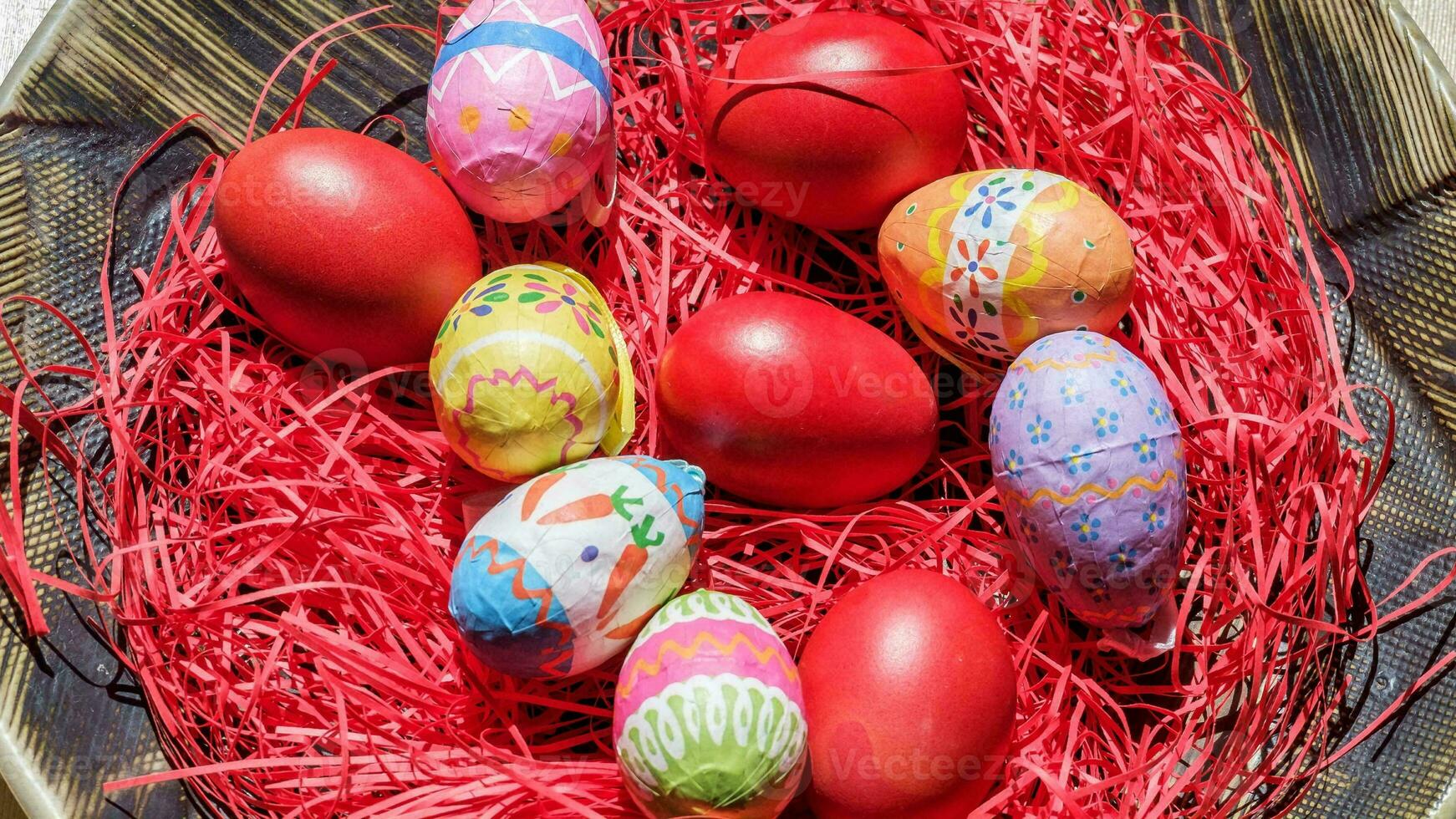 bunt Ostern Eier. beschwingt, festlich Urlaub Dekorationen symbolisieren Frühling Feier und traditionell aufwendig Designs foto