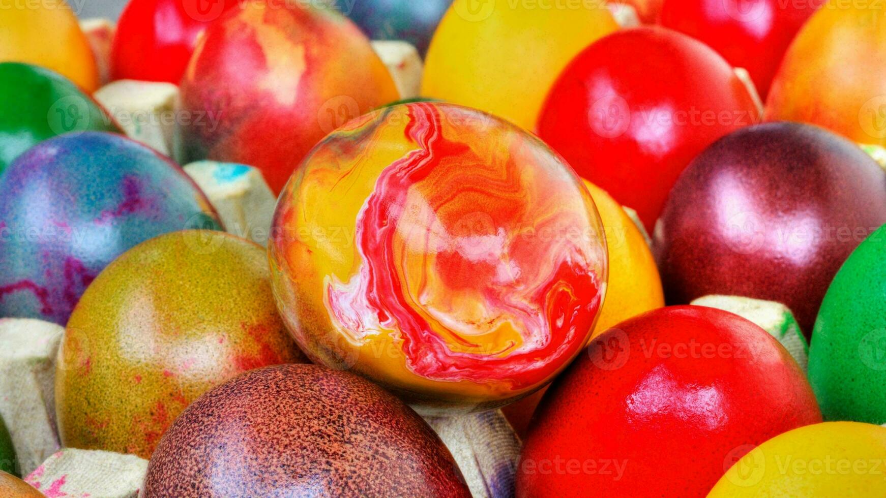 bunt Ostern Eier. beschwingt, festlich Urlaub Dekorationen symbolisieren Frühling Feier und traditionell aufwendig Designs foto