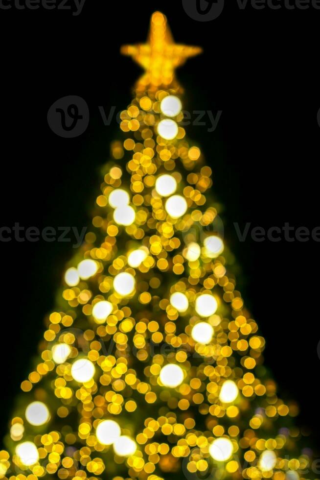 verschwommen und Bokeh von Weihnachten Beleuchtung von Weihnachten Baum auf Weihnachten Nacht. foto