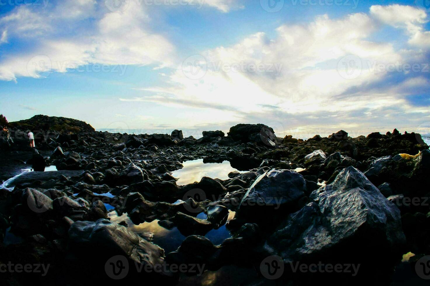 ein Aussicht von das Felsen und Wasser beim das Strand foto