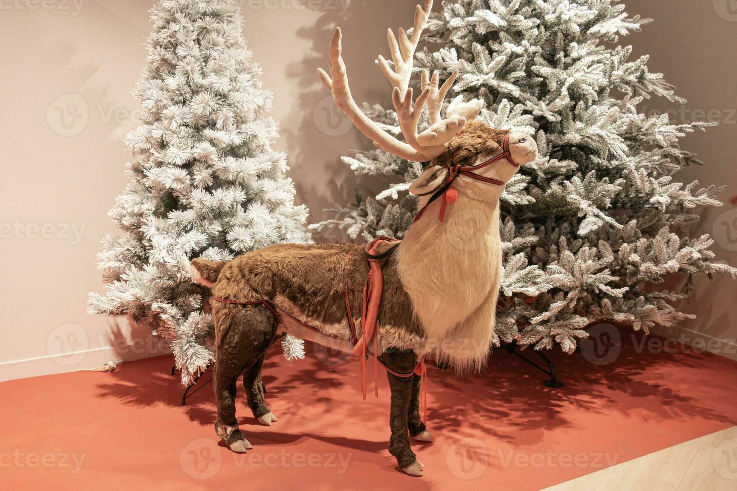 Weihnachten Dekoration Rentier auf das Hintergrund von Winter Weihnachten Bäume foto