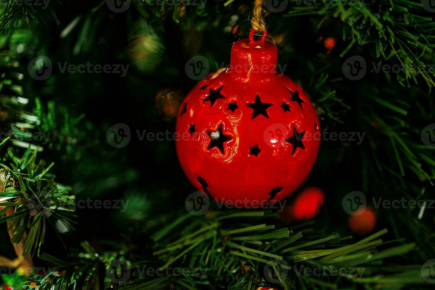 schön Weihnachten Dekorationen Kugeln auf das Weihnachten Baum foto