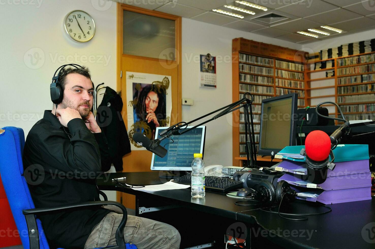 Mann beim Radio Bahnhof foto