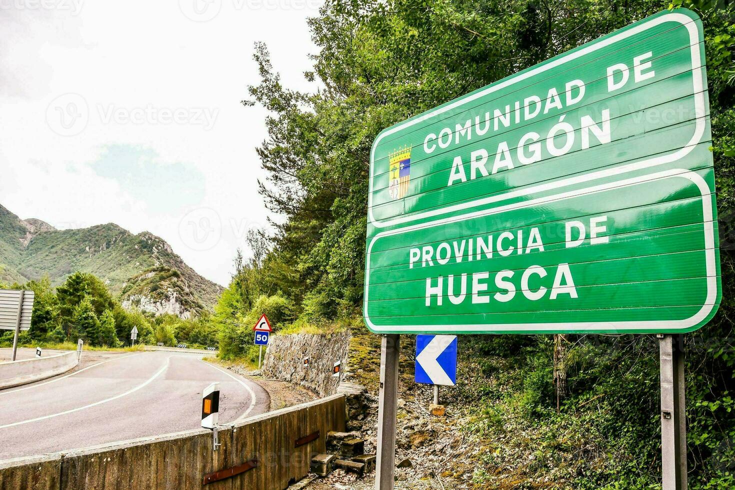 das Straße Zeichen zum das Stadt, Dorf von Huesca foto