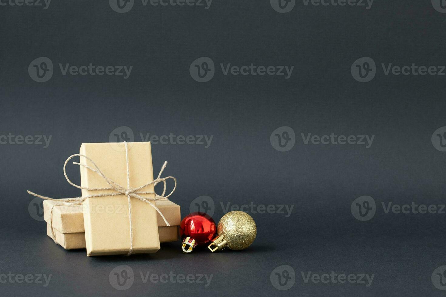 Urlaub Kisten mit Weihnachten Ornament auf das schwarz Hintergrund foto