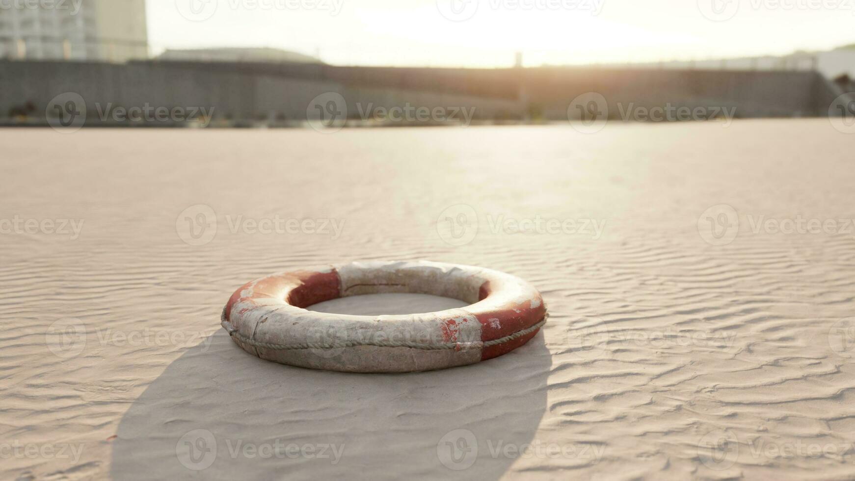 Rettungsring auf das Stadt Strand beim Sonnenuntergang foto