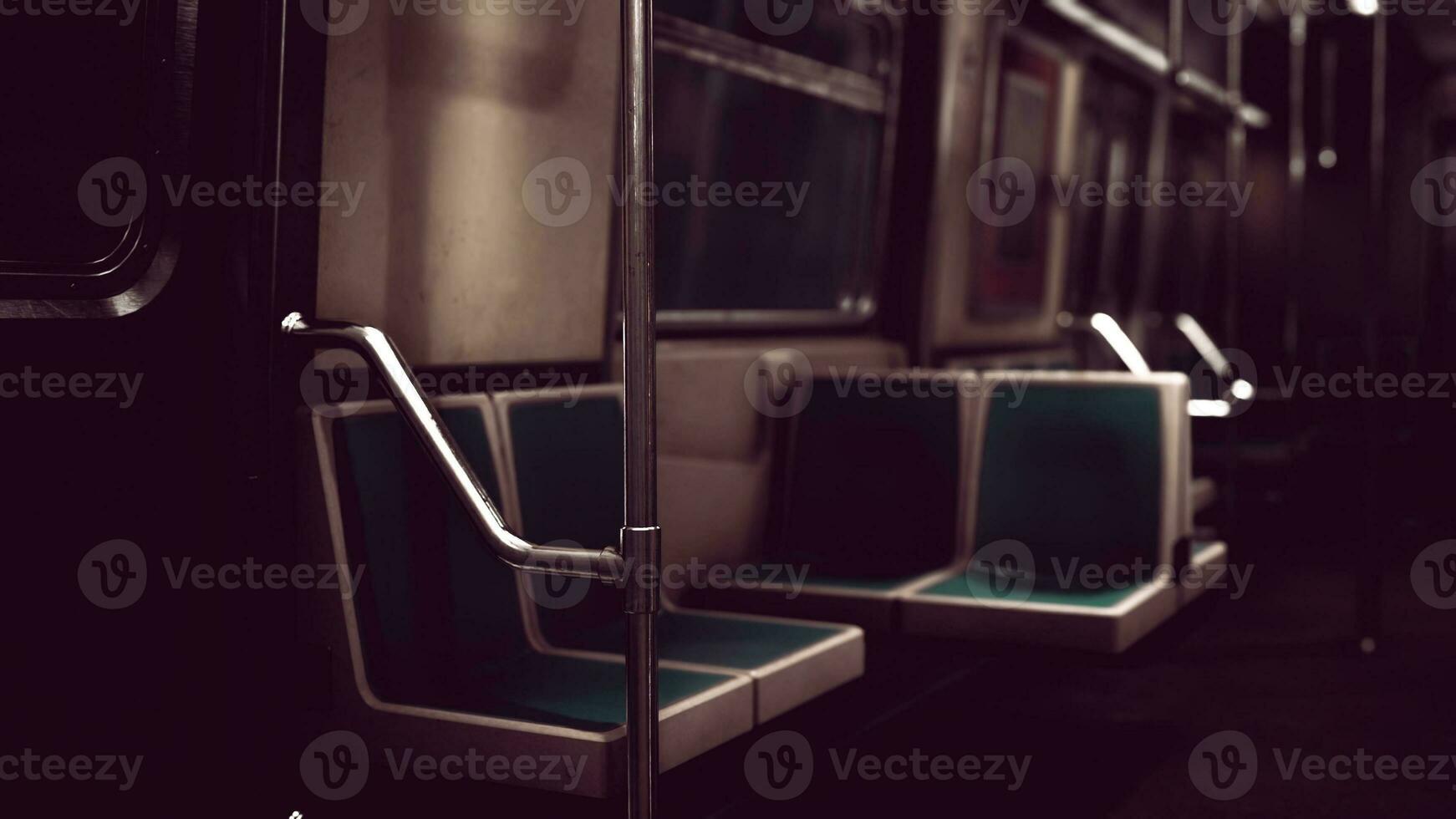 leerer u-bahnwagen mit dem öffentlichen verkehrssystem von new york city foto