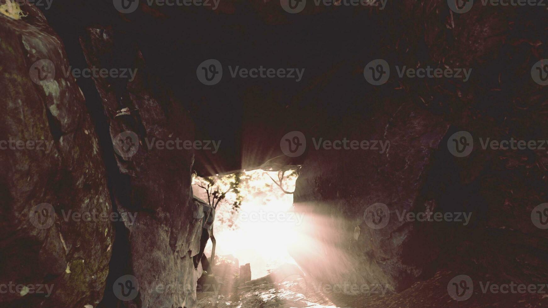 Welle von Licht strahlend Nieder in groß Höhle foto