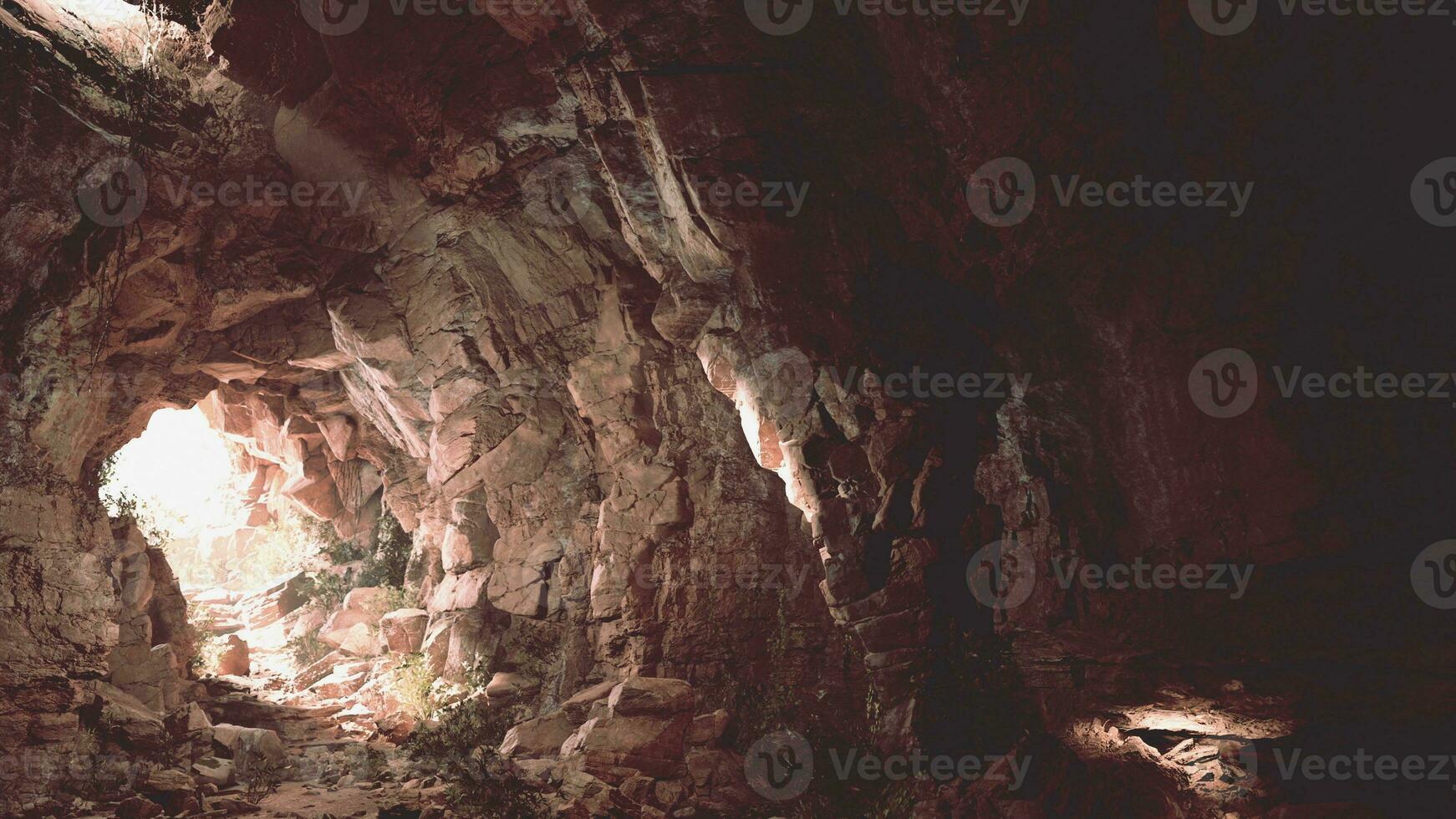 ein Tunnel mit ein mysteriös Licht beim das Ende, symbolisieren hoffen und Neu Anfänge foto