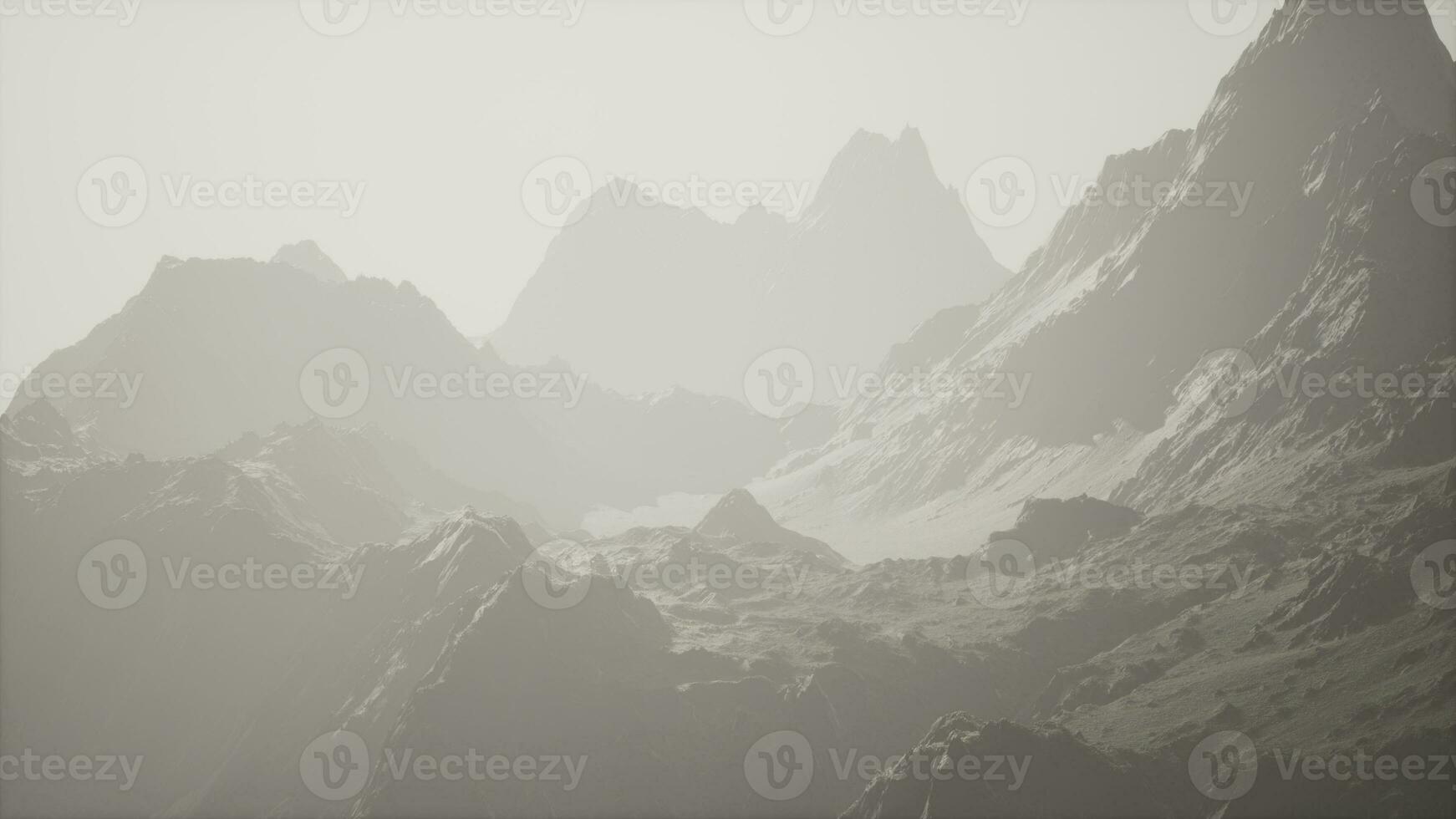 ein neblig Berg Angebot verschlungen im ein mysteriös Nebel foto