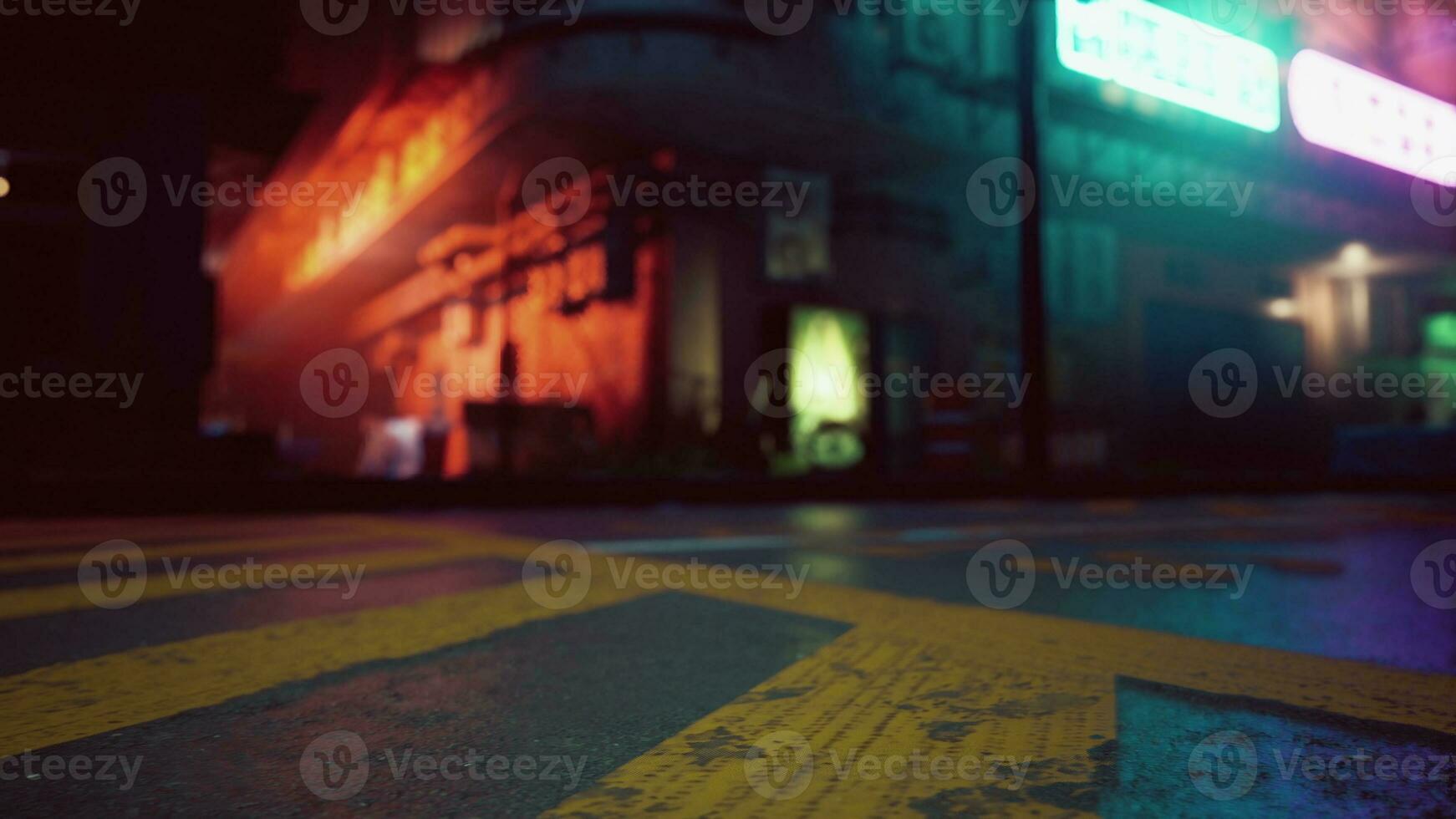 ein verschwommen Nacht Szene beim ein beschäftigt Straße Ecke foto