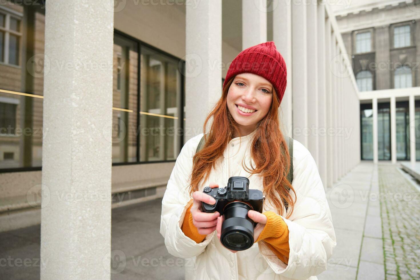 lächelnd Rothaarige Mädchen Fotograf, nehmen Bilder im Stadt, macht Fotos draußen auf Fachmann Kamera