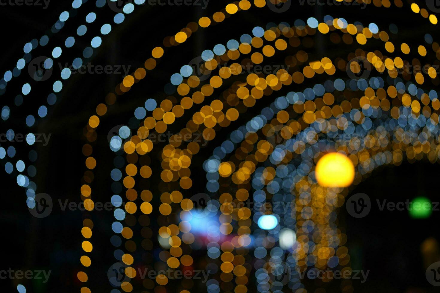 Weihnachten Konzept 2024 Bokeh Hintergrund von Beleuchtung von Weihnachten Baum Dekorationen im Feier foto