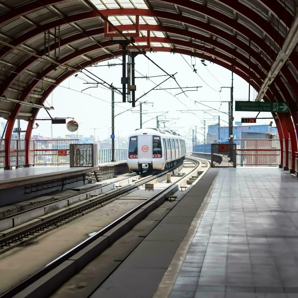 Neu Delhi Indien - - Oktober 09 2023 - - Delhi Metro Zug ankommen beim jhandewalan Metro Bahnhof im Neu Delhi, Indien, Asien, Öffentlichkeit Metro Abflug von jhandewalan Bahnhof foto