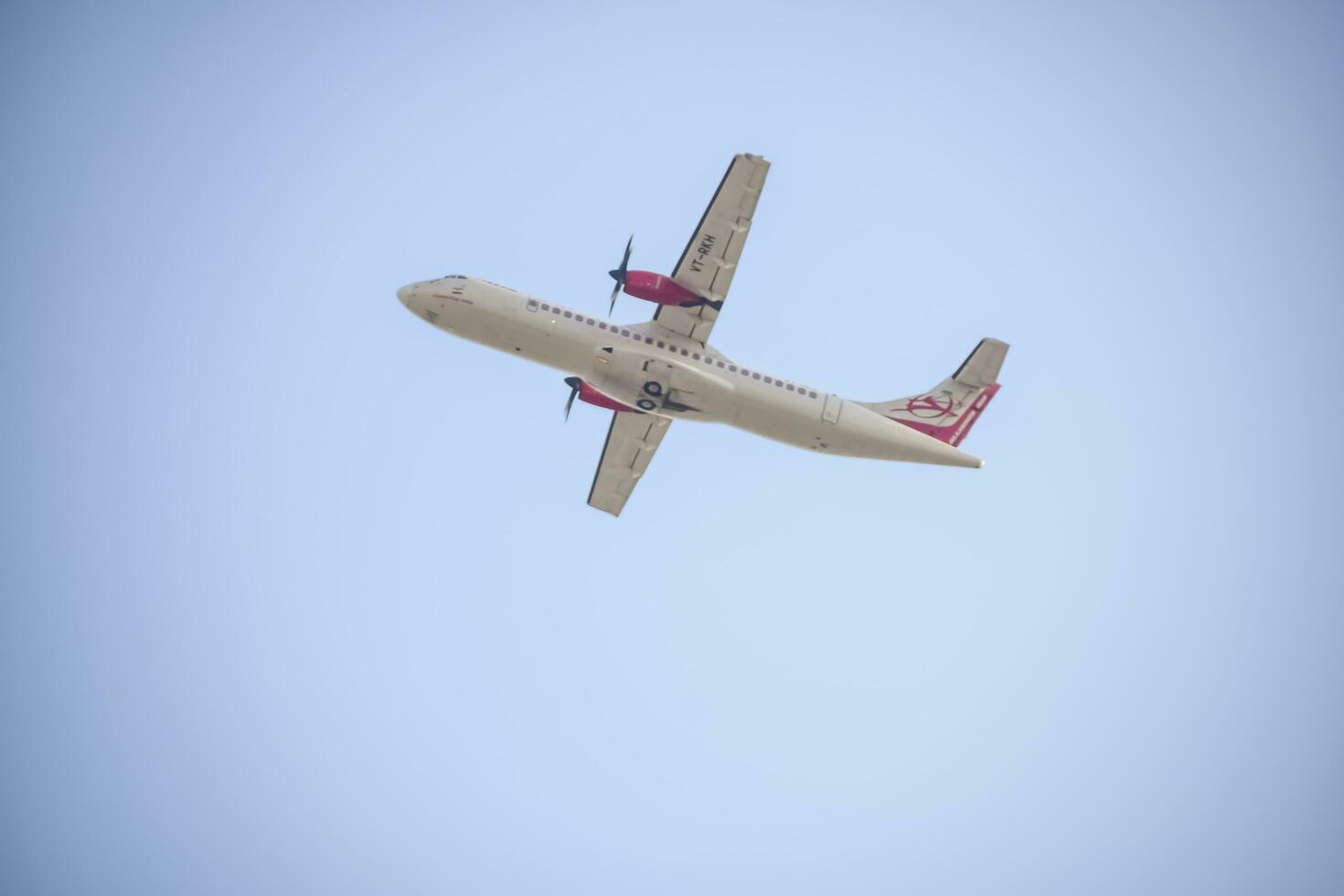 Neu Delhi, Indien, April 16 2023 - - Privat Jet nehmen aus von indra Gandhi International Flughafen Delhi, kompakt Flugzeug inländisch Flugzeug fliegend im das Blau Himmel während Tag Zeit foto