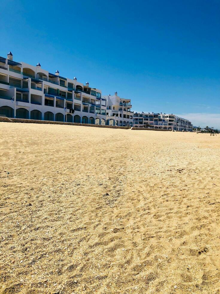 Landschaft entlang das Strand im Vorderseite von das Gebäude foto