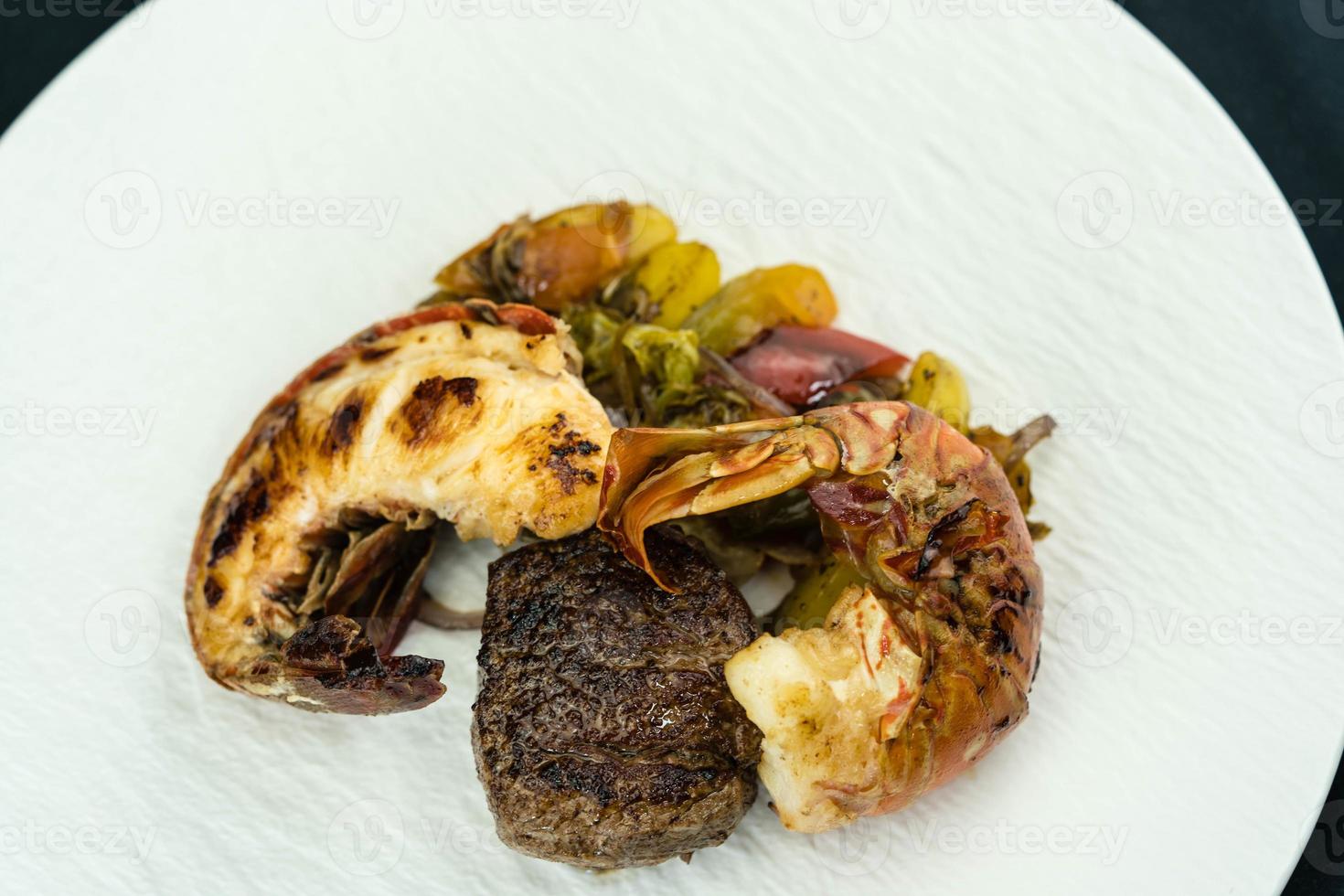 Surf and Turf gegrilltes Filetsteak und Langusten foto