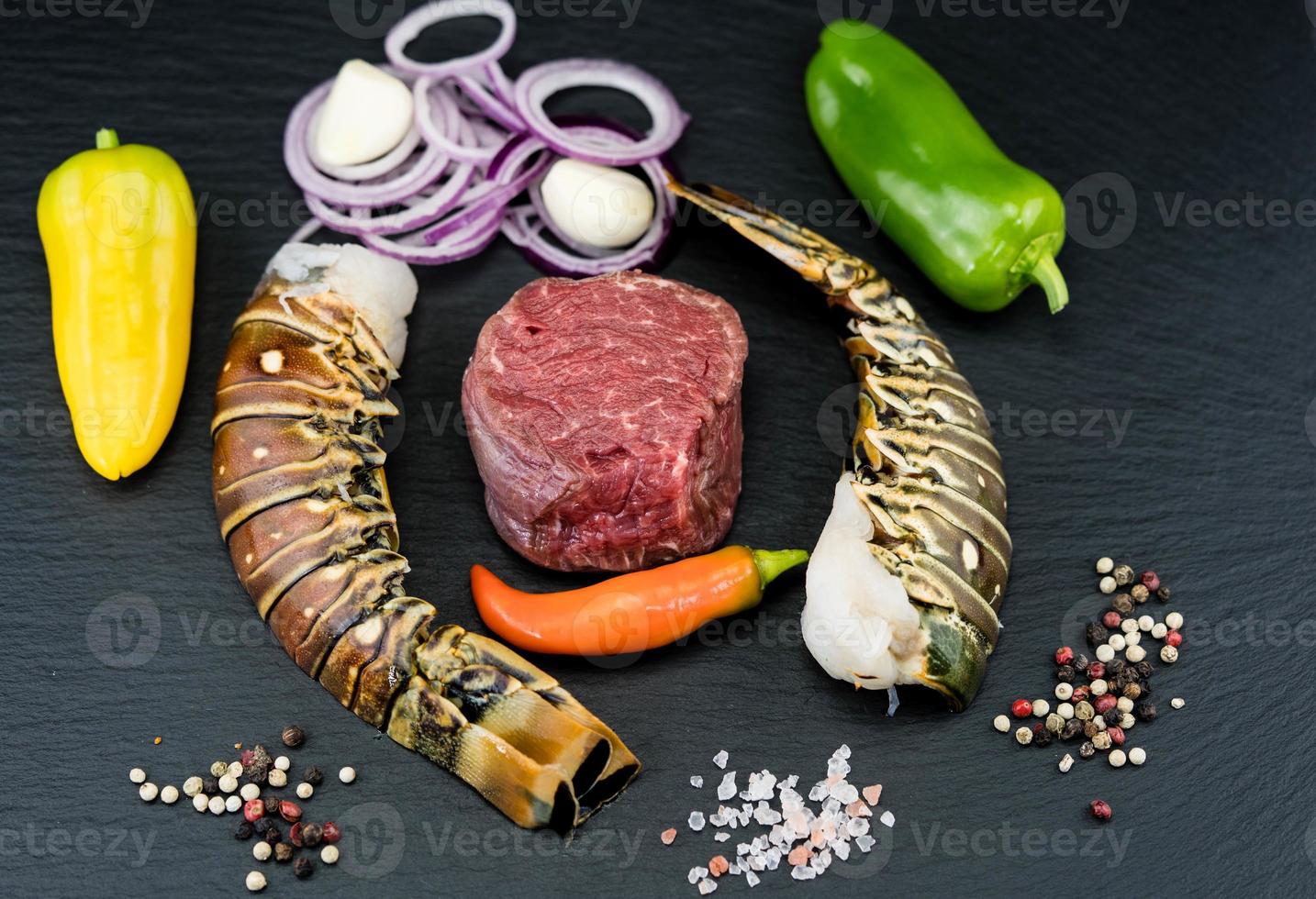 Surf and Turf gegrilltes Filetsteak und Langusten foto