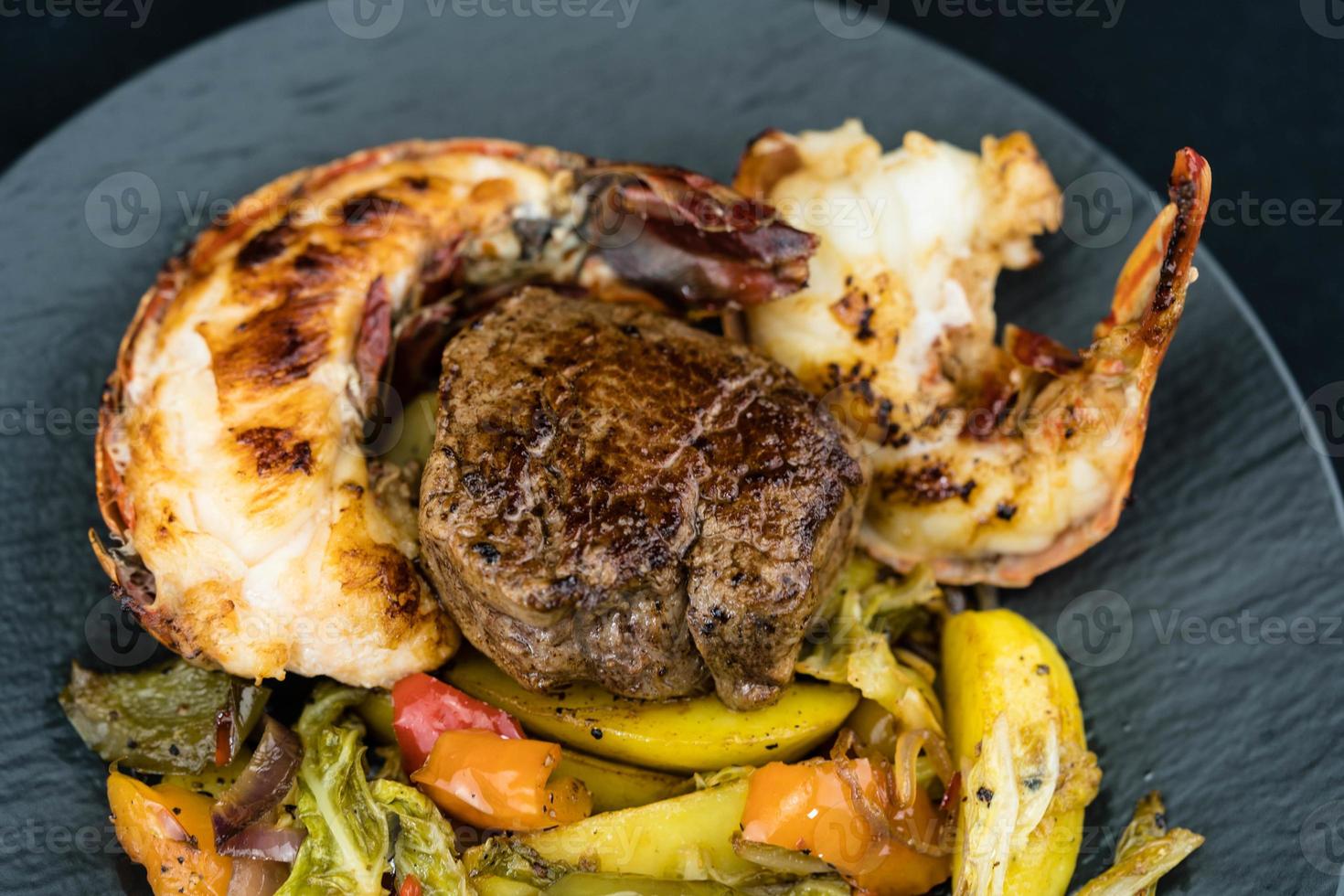 Surf and Turf gegrilltes Filetsteak und Langusten foto