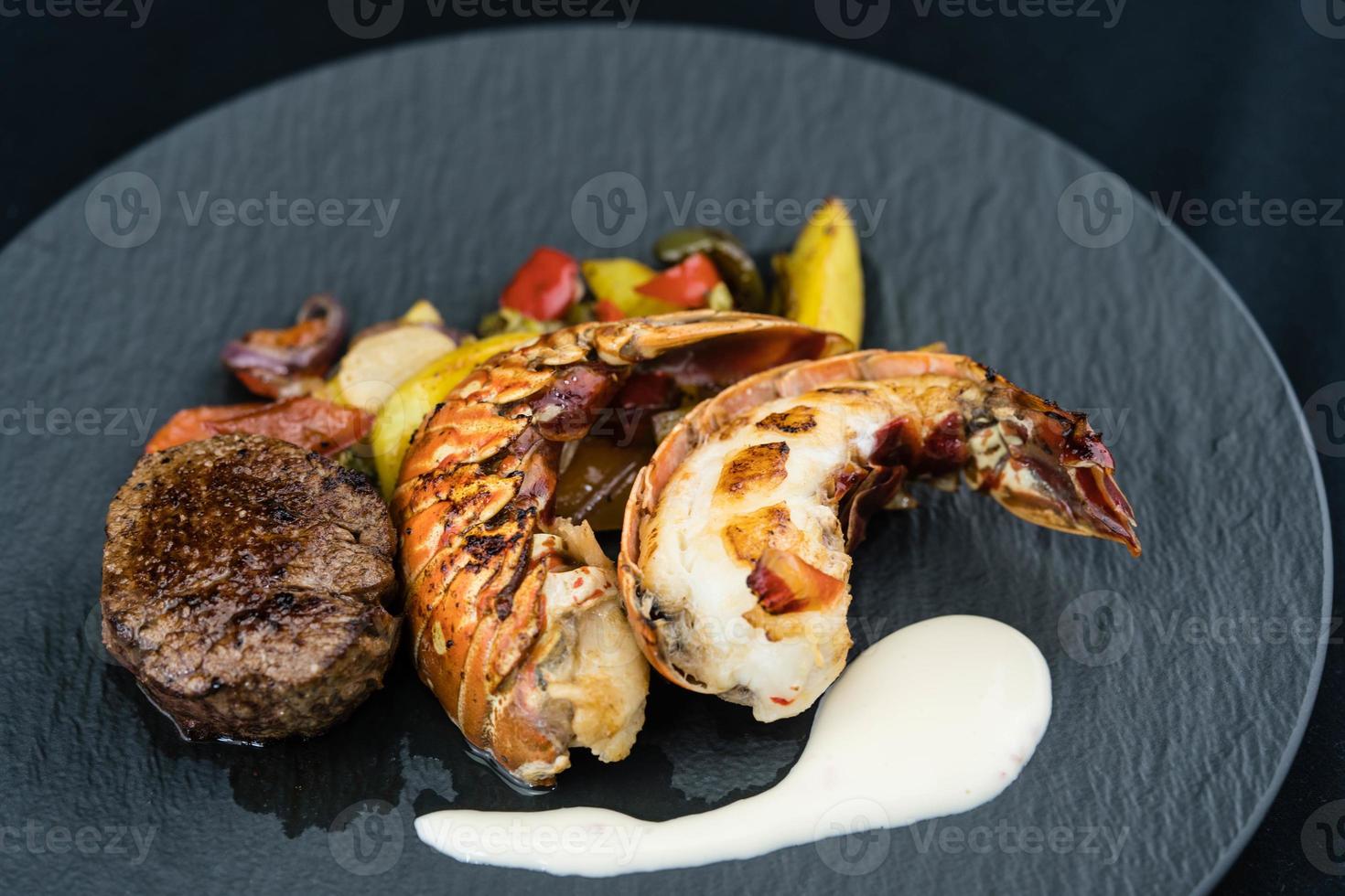 Surf and Turf gegrilltes Filetsteak und Langusten foto