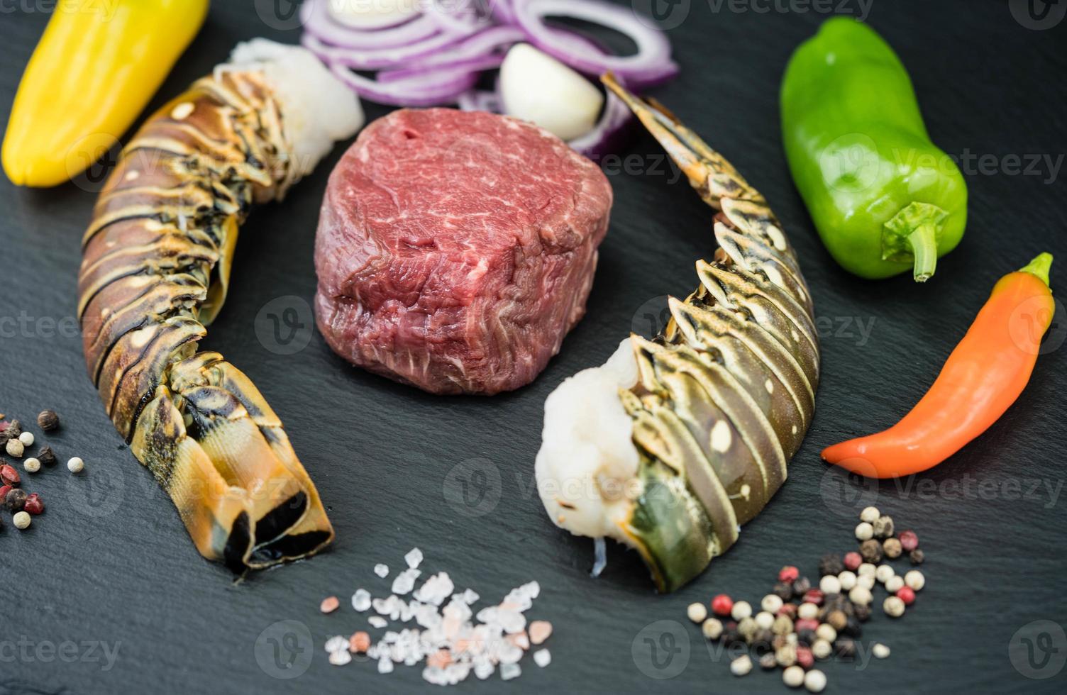 Surf and Turf gegrilltes Filetsteak und Langusten foto