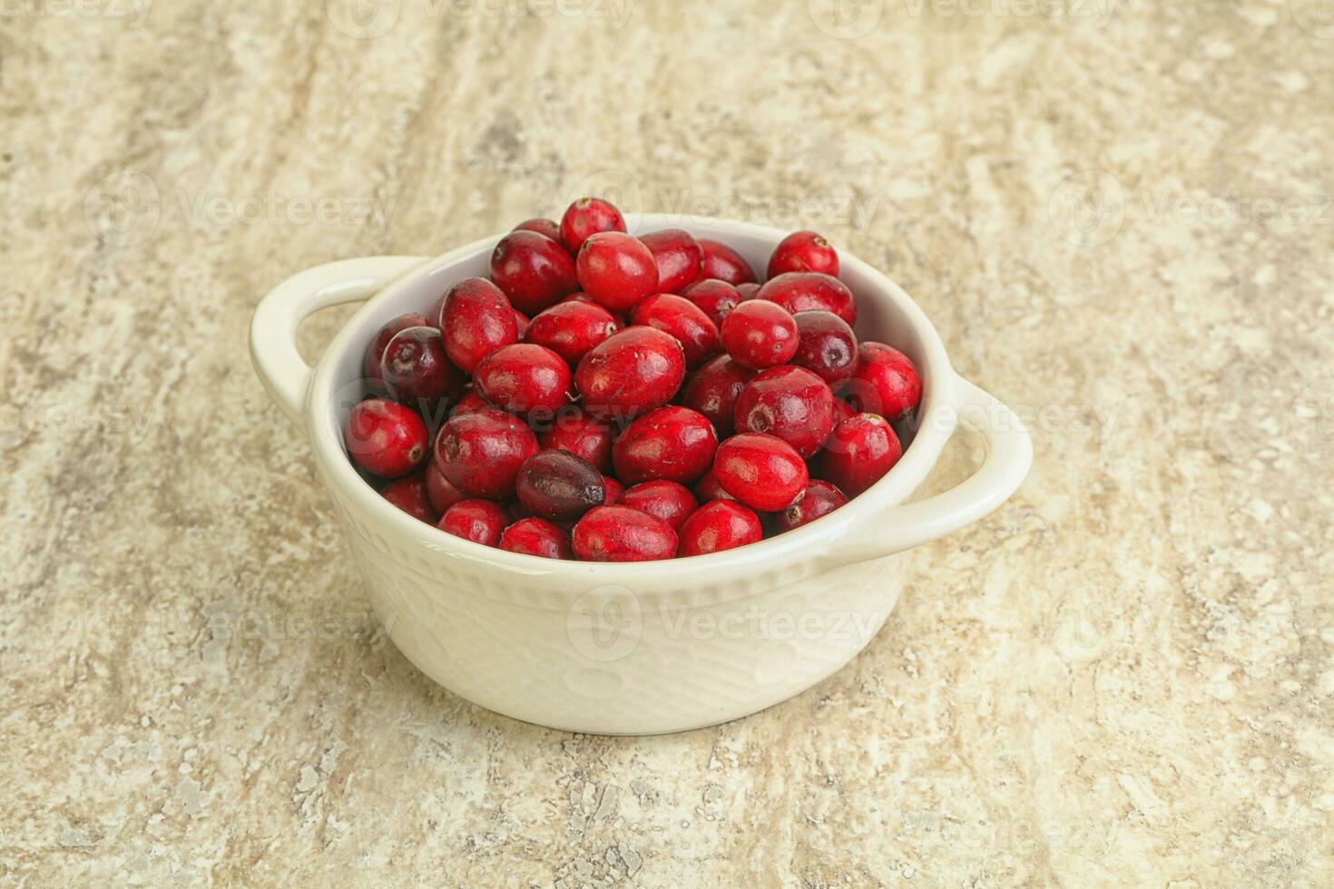 reif Süss lecker Cranberry im das Schüssel foto