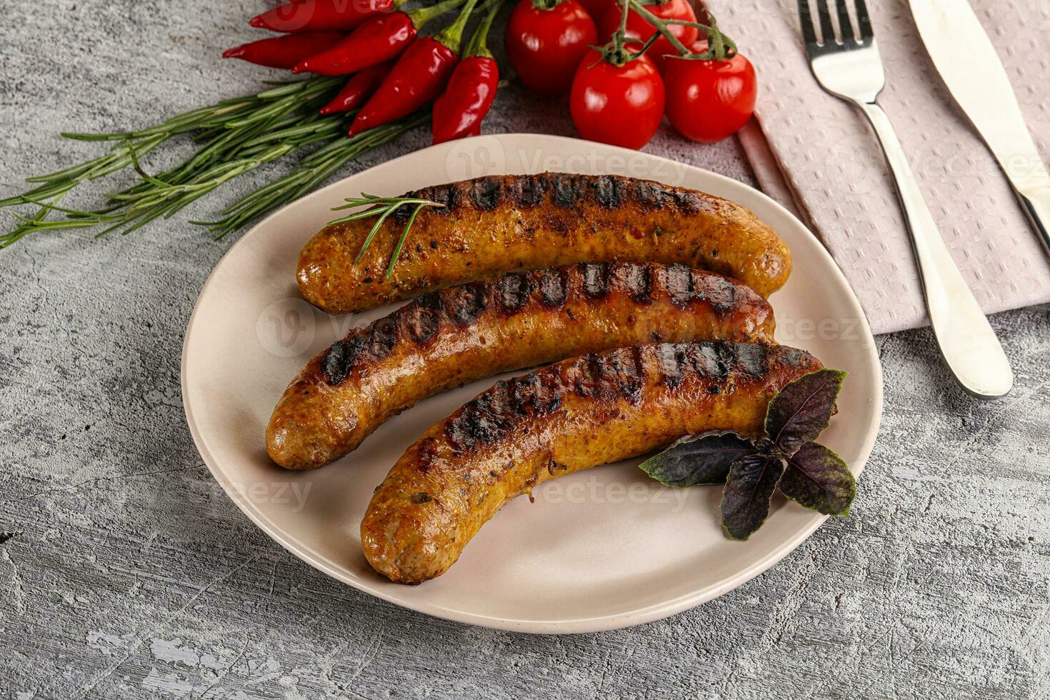 gegrillt Fleisch Würste mit Gewürze foto