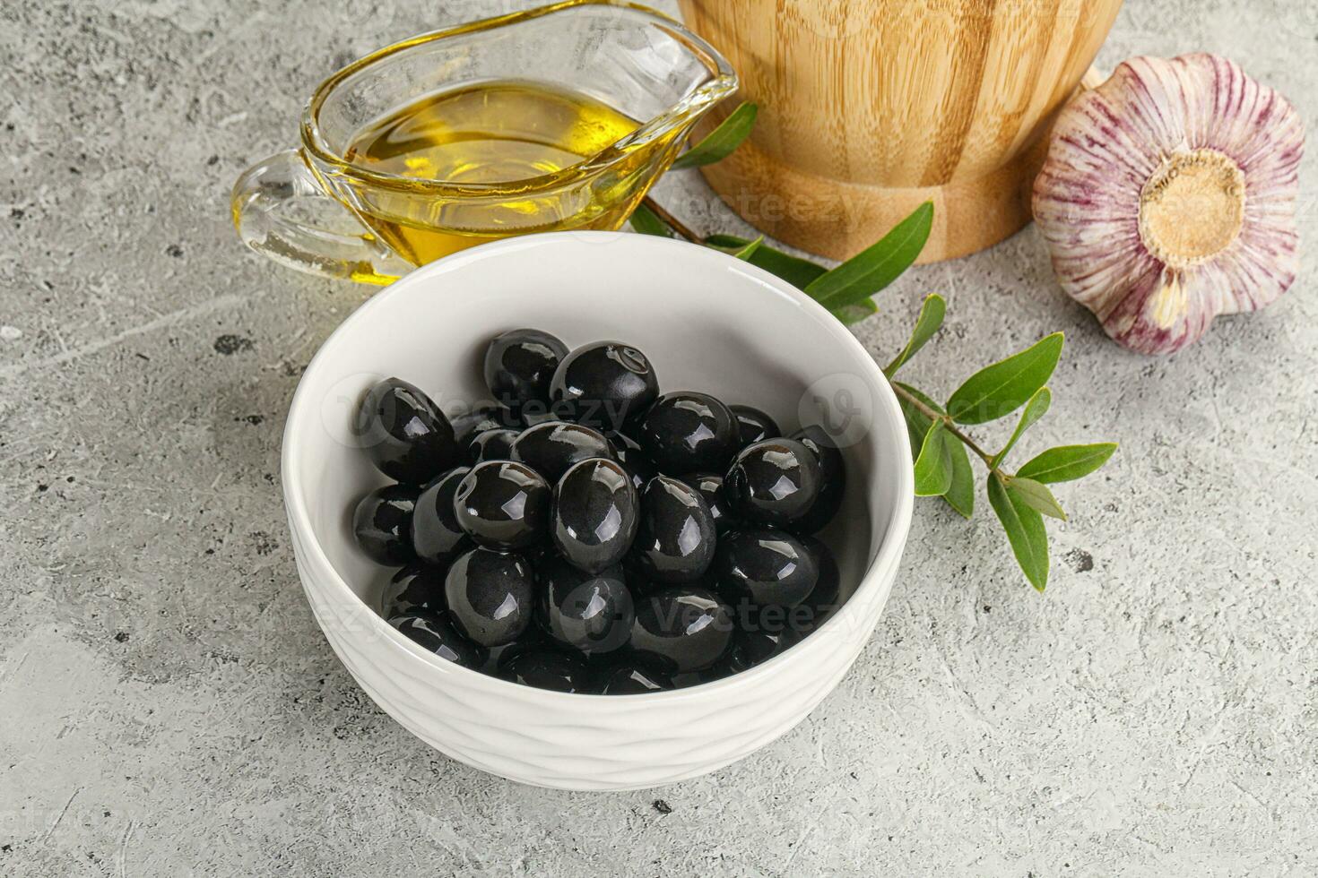 schwarz Oliven mit Öl und Ast foto