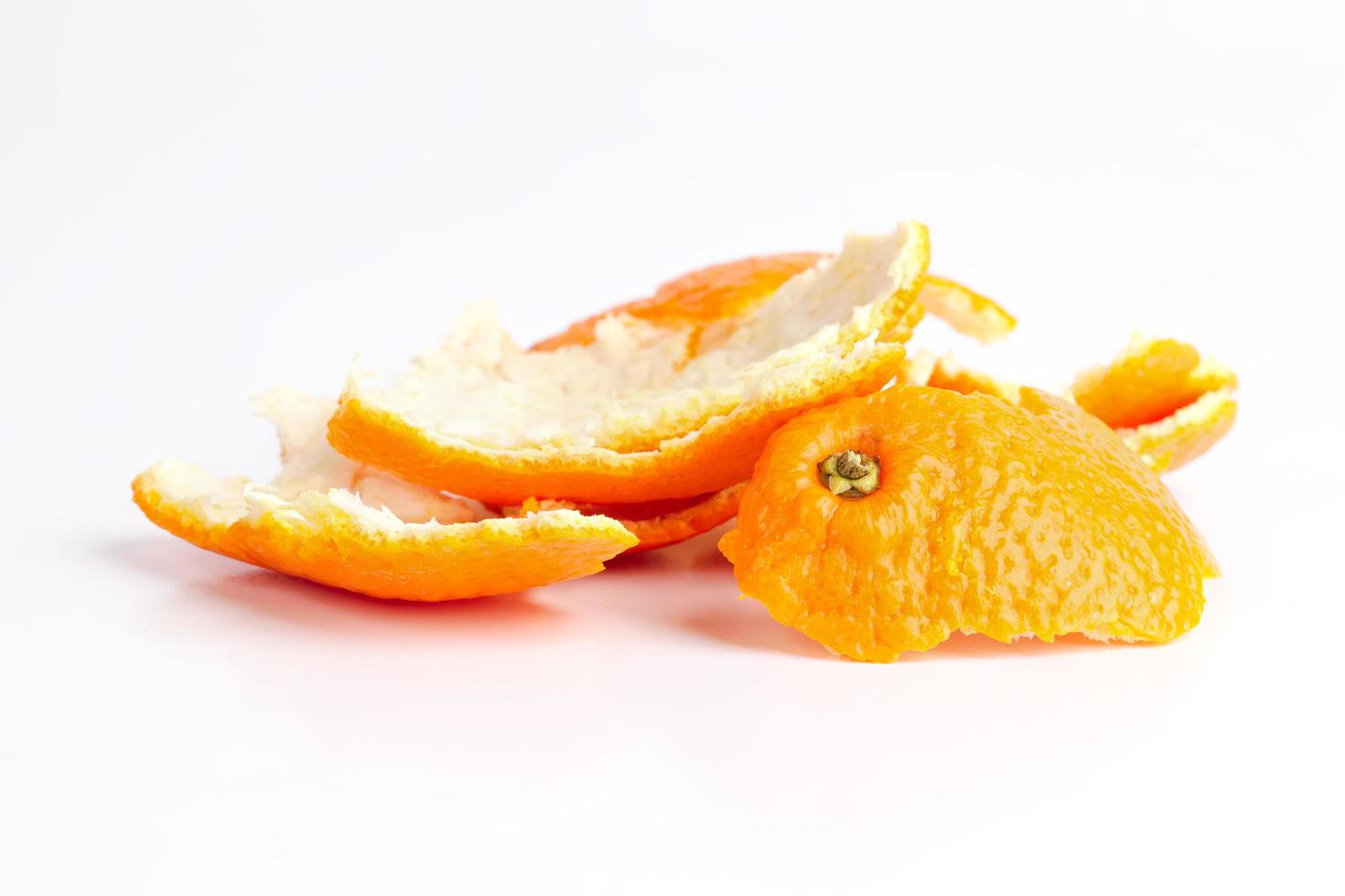 Mandarinenschale auf weißem Hintergrund foto