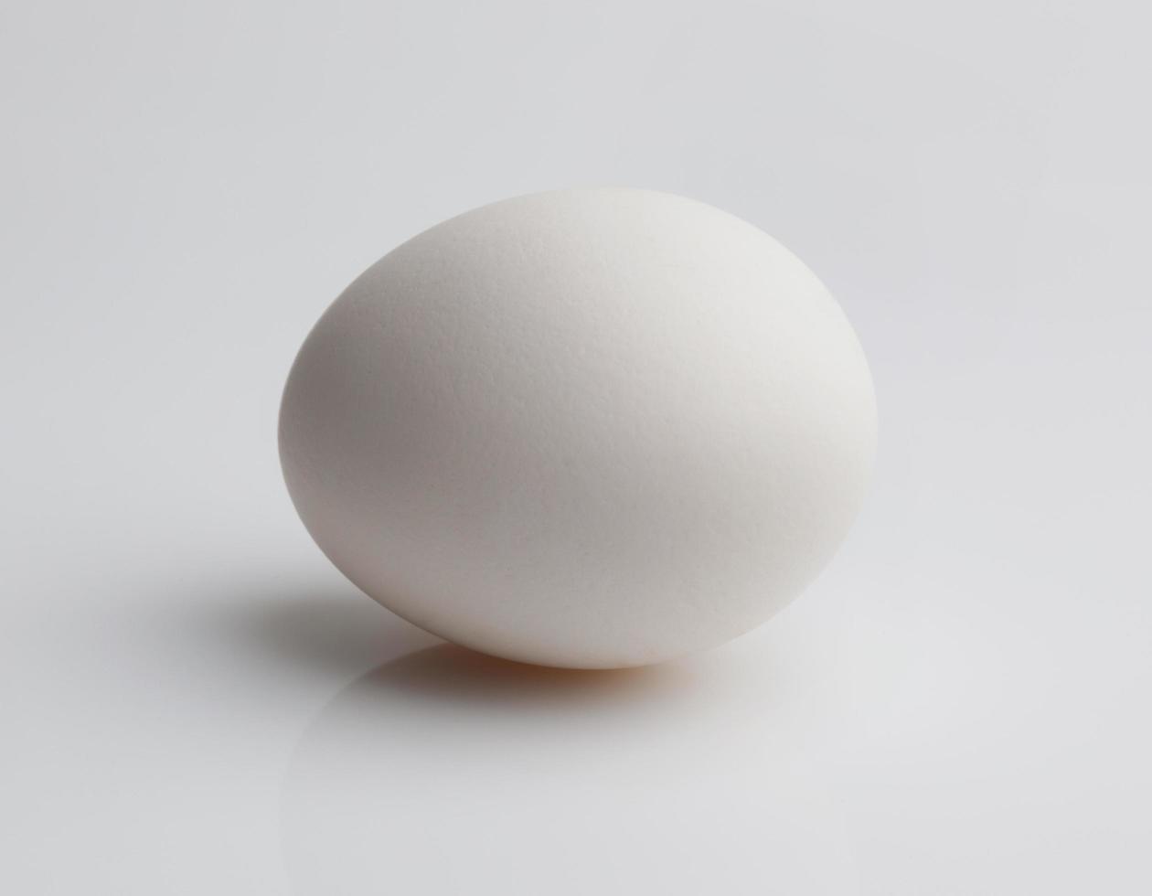 rohes Ei auf hellem Hintergrund foto