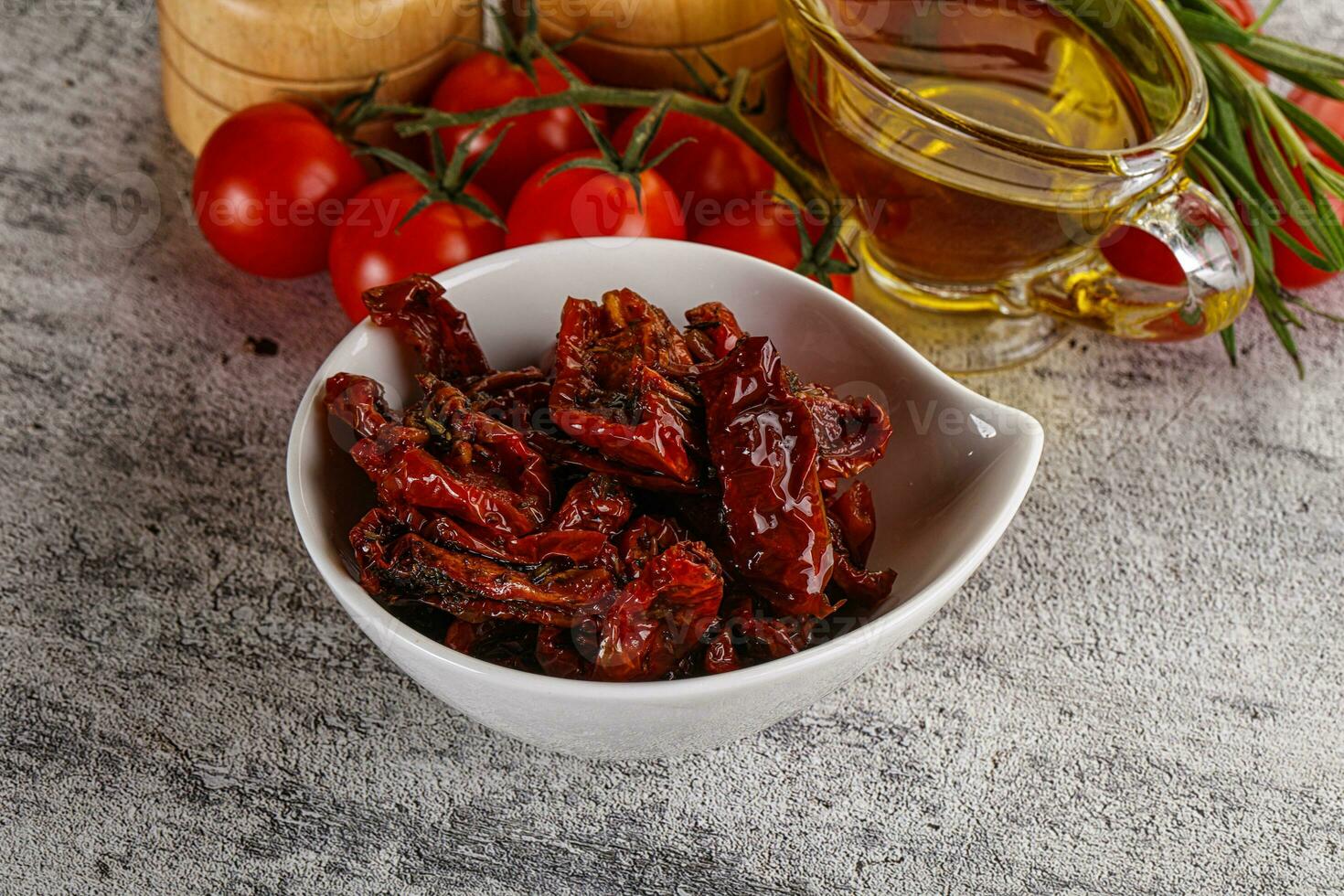 hausgemacht trocken Tomaten mit Öl foto