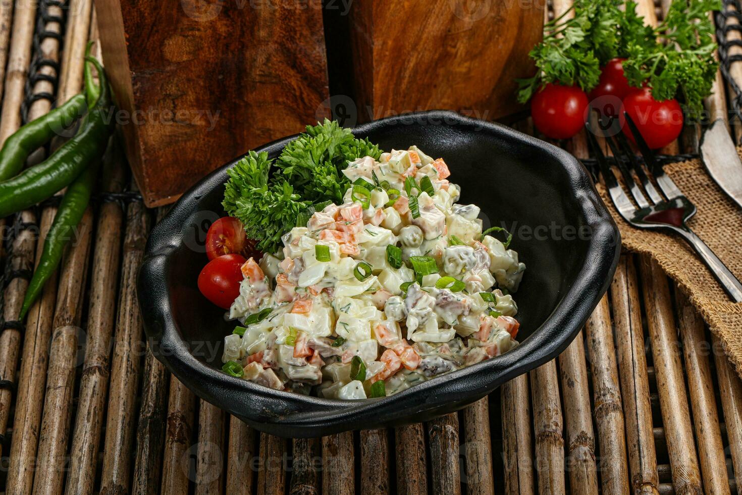 traditioneller russischer Salat mit Mayonnaise foto