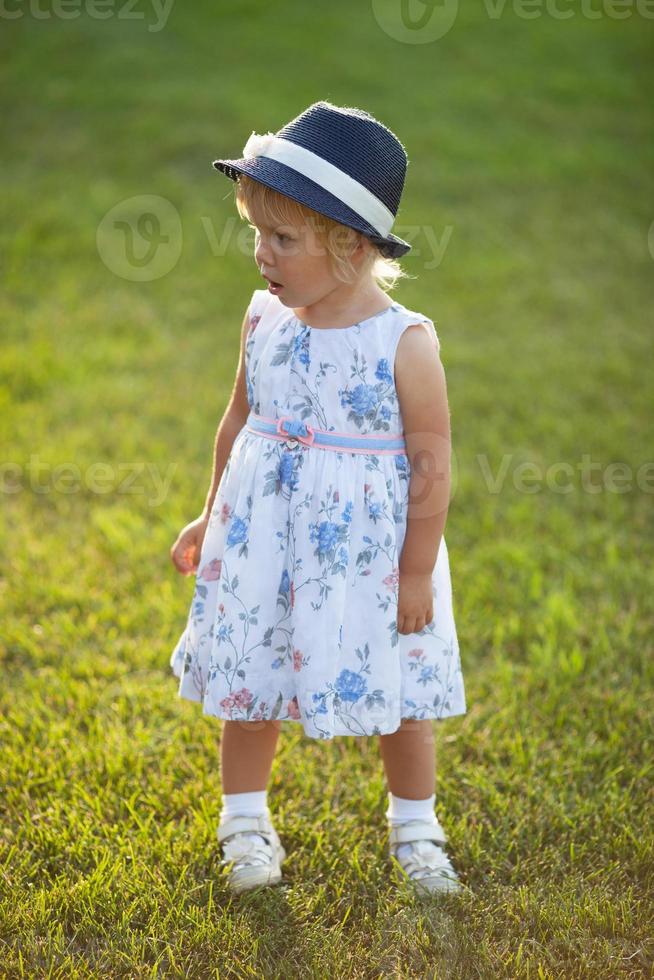 kleines Mädchen in Kleid und Hut foto