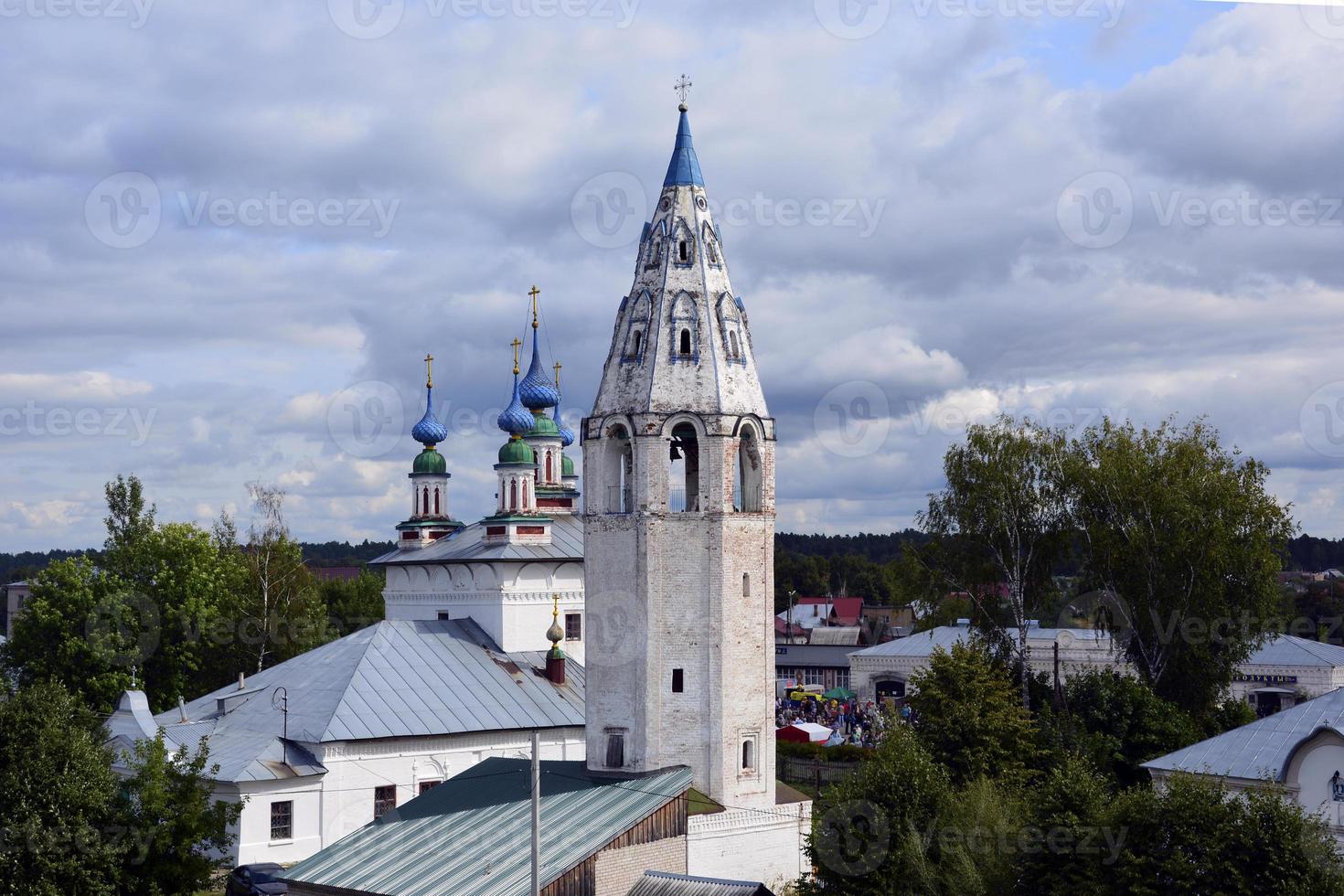 Tempel aus weißem Stein im russischen Dorf. Kirchenkuppeln mit Kreuzen. foto