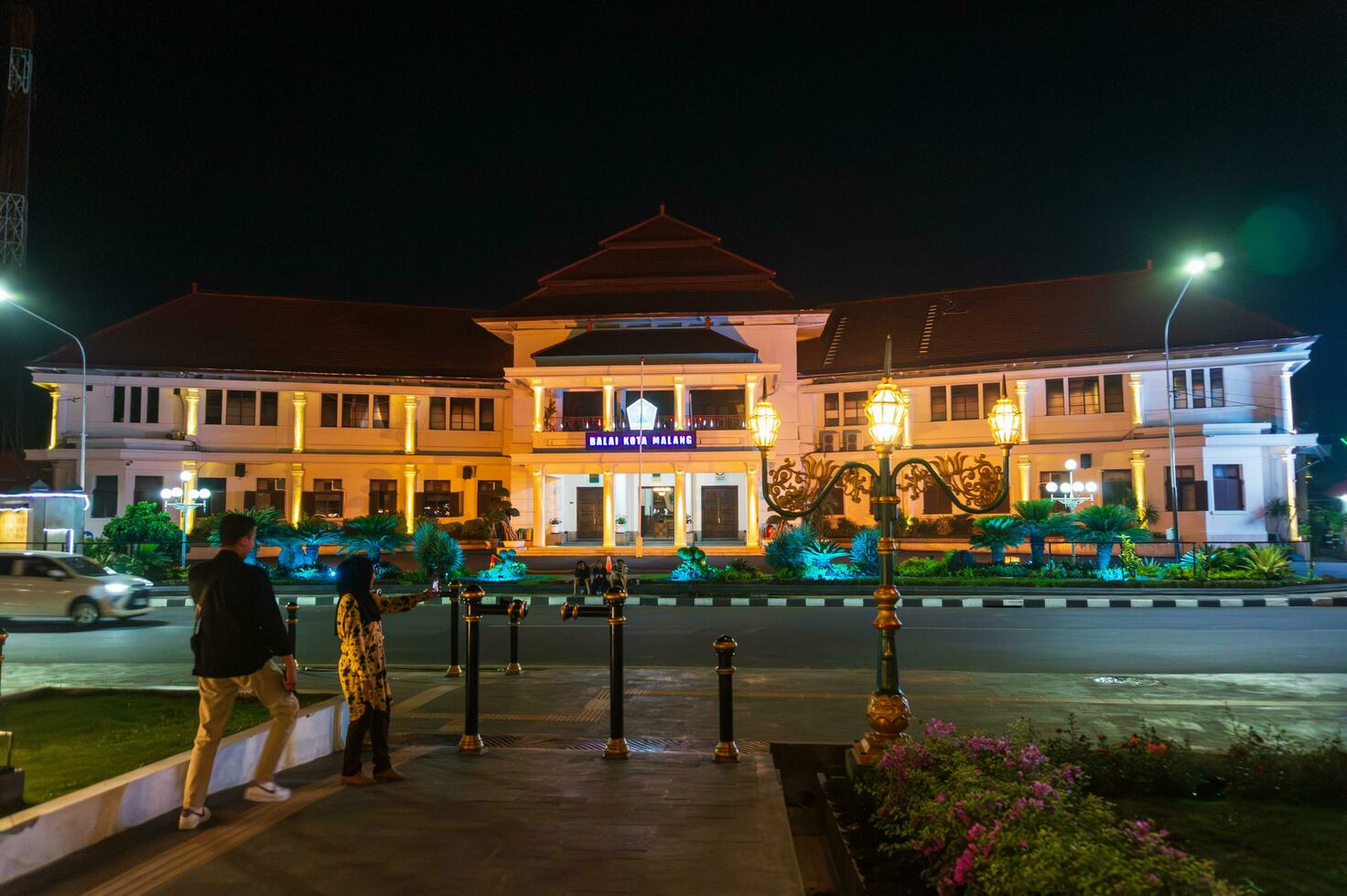 Malang, Indonesien - - November 13 2023 - - Nacht Zeit Atmosphäre beim Stadt Halle im malang Stadt, Osten Java, Indonesien foto