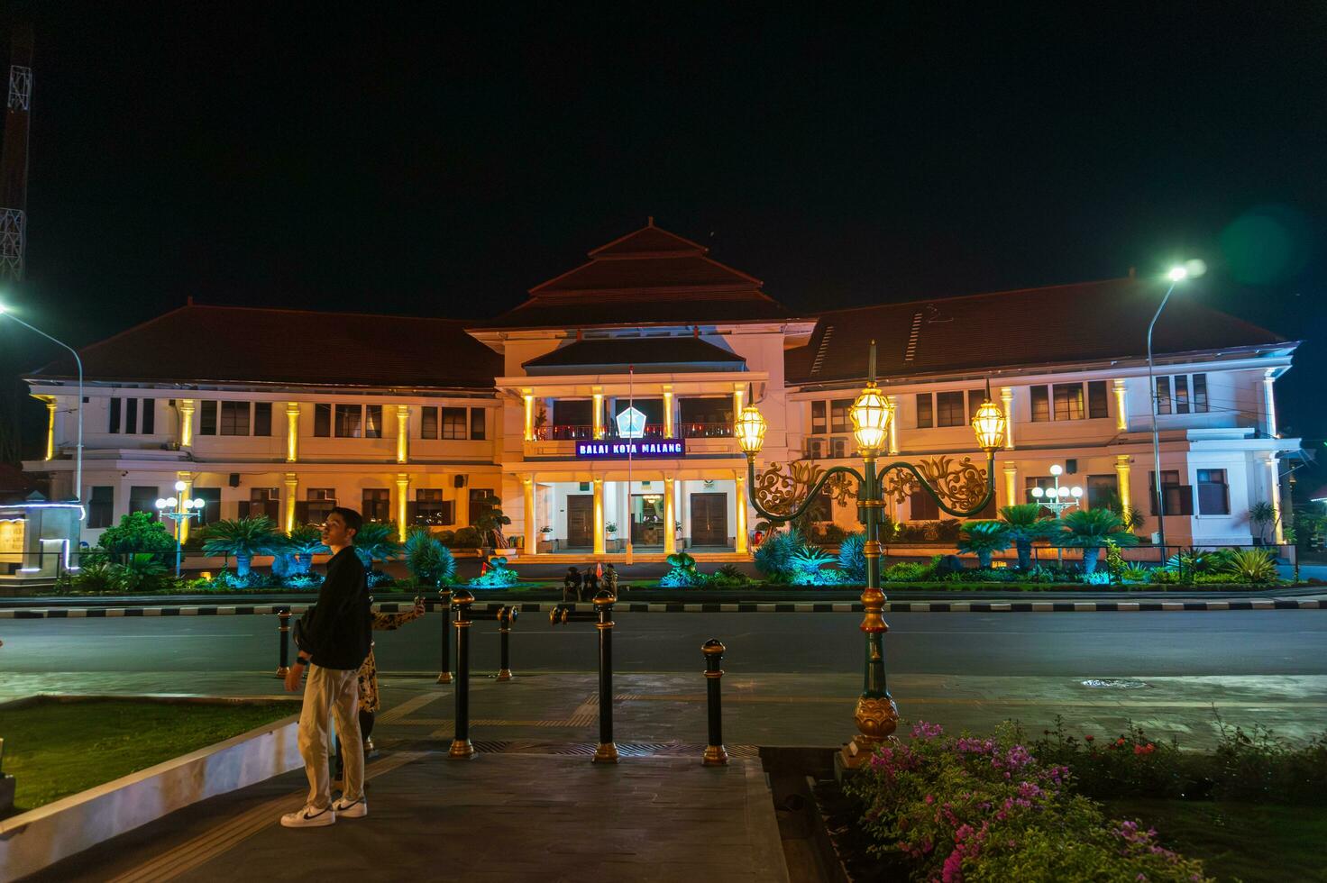 Malang, Indonesien - - November 13 2023 - - Nacht Zeit Atmosphäre beim Stadt Halle im malang Stadt, Osten Java, Indonesien foto