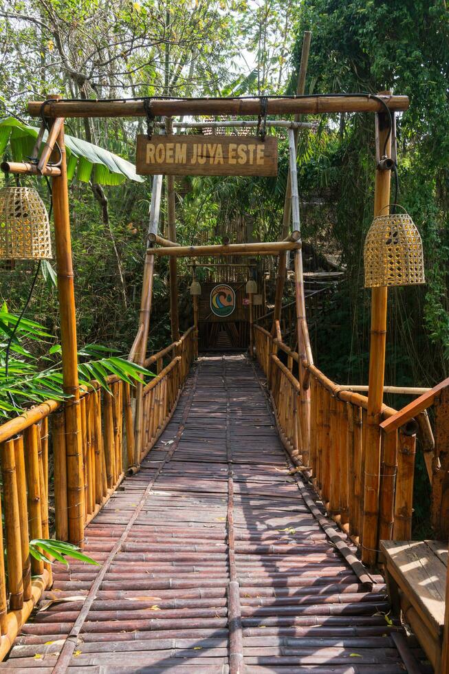 Malang, Indonesien - - November 07 2023 - - Brücke und Park Tourist Sehenswürdigkeiten im coban lanang foto