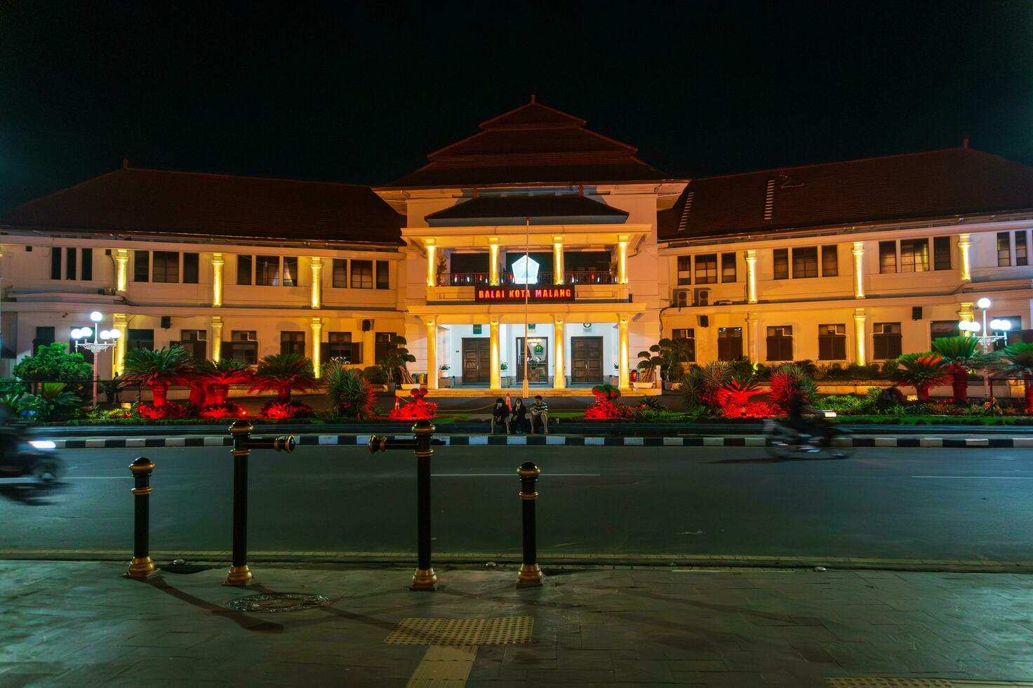 Malang, Indonesien - - November 13 2023 - - Nacht Zeit Atmosphäre beim Stadt Halle im malang Stadt, Osten Java, Indonesien foto