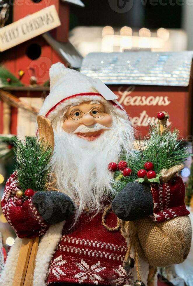 Nahansicht Aussicht von ein Weihnachten Santa claus Dekoration. foto