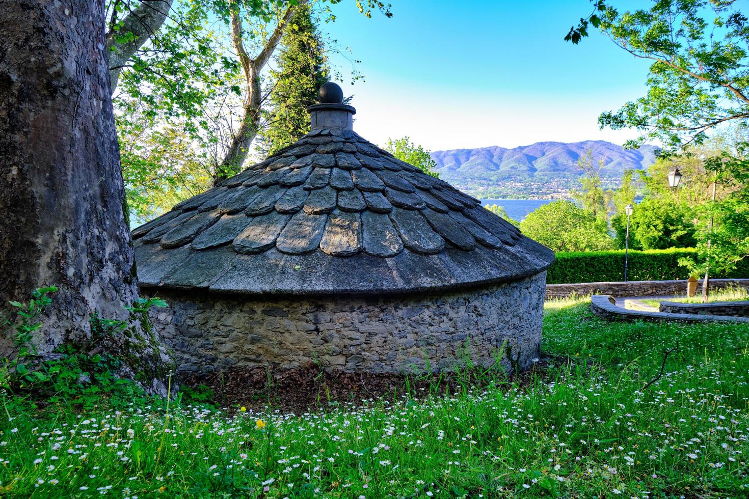 alte ikonische kühlboxen am ufer des varese foto