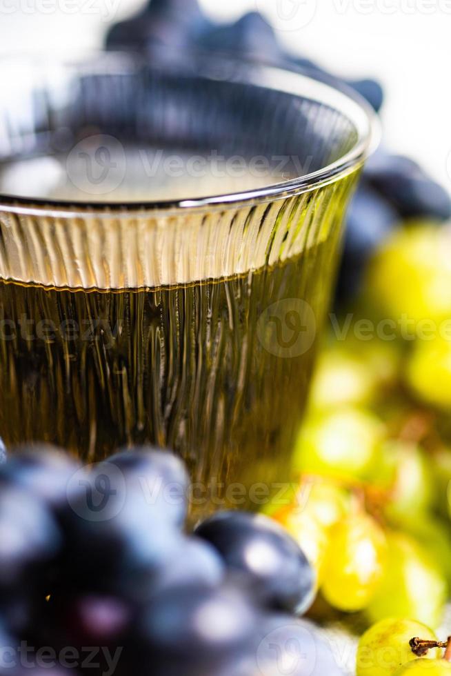 georgischer trockener tibaani-weißwein foto